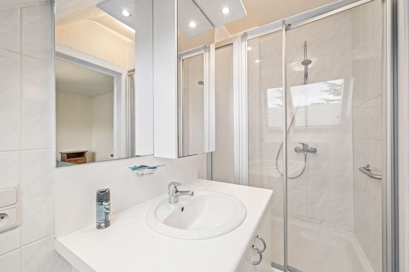 Roeselare : Ruim en lichtrijk hoekappartement gelegen op de tweede verdieping in een aangenaam woonerf met 1 slpks 83 m². foto 6