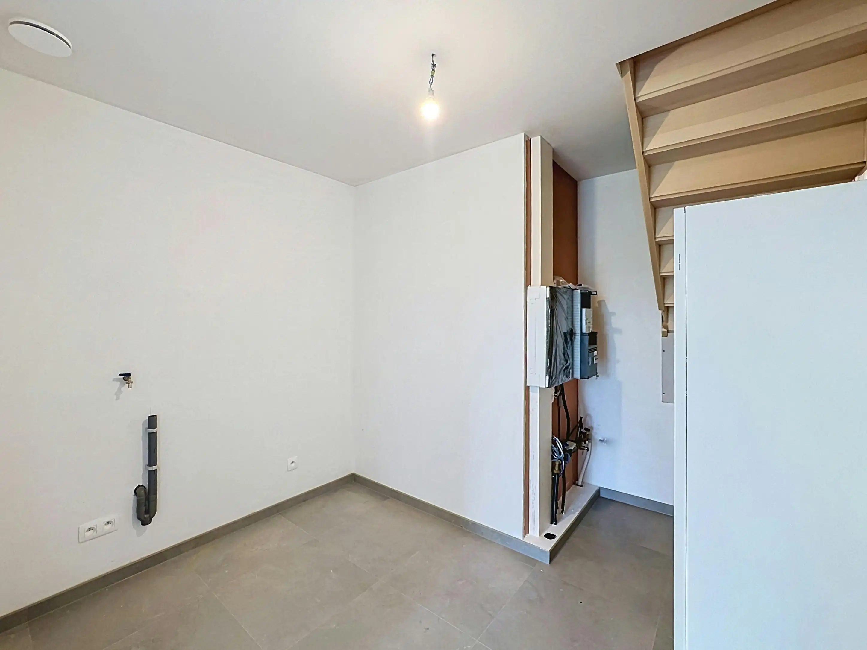 Halfopen huis te koop in Ieper met 3 kamers en dubbele garage foto 10