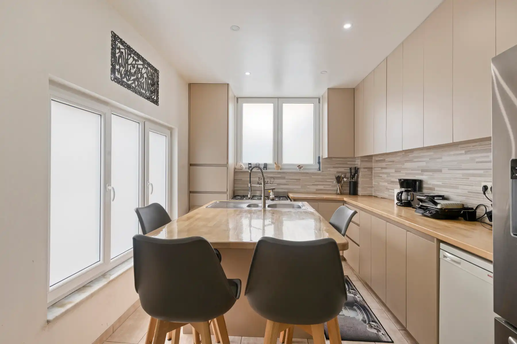 HOB met 4 slaapkamers, oprit en klein tuintje foto 3