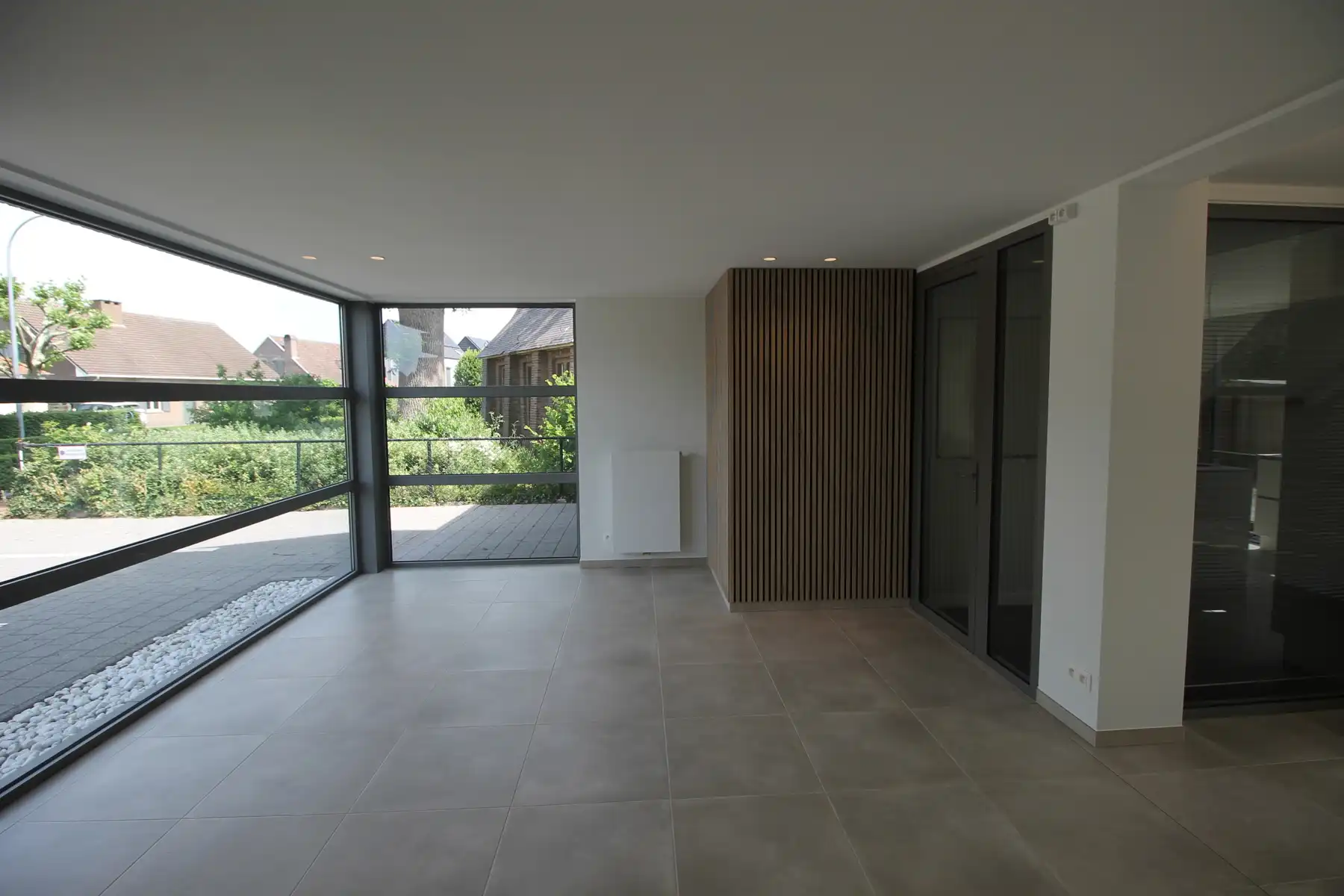Uniek en ruim (ca 134m²) gelijkvloers appartement met 2 slaapkamers, terras en tuin en autostaanplaats. foto 2