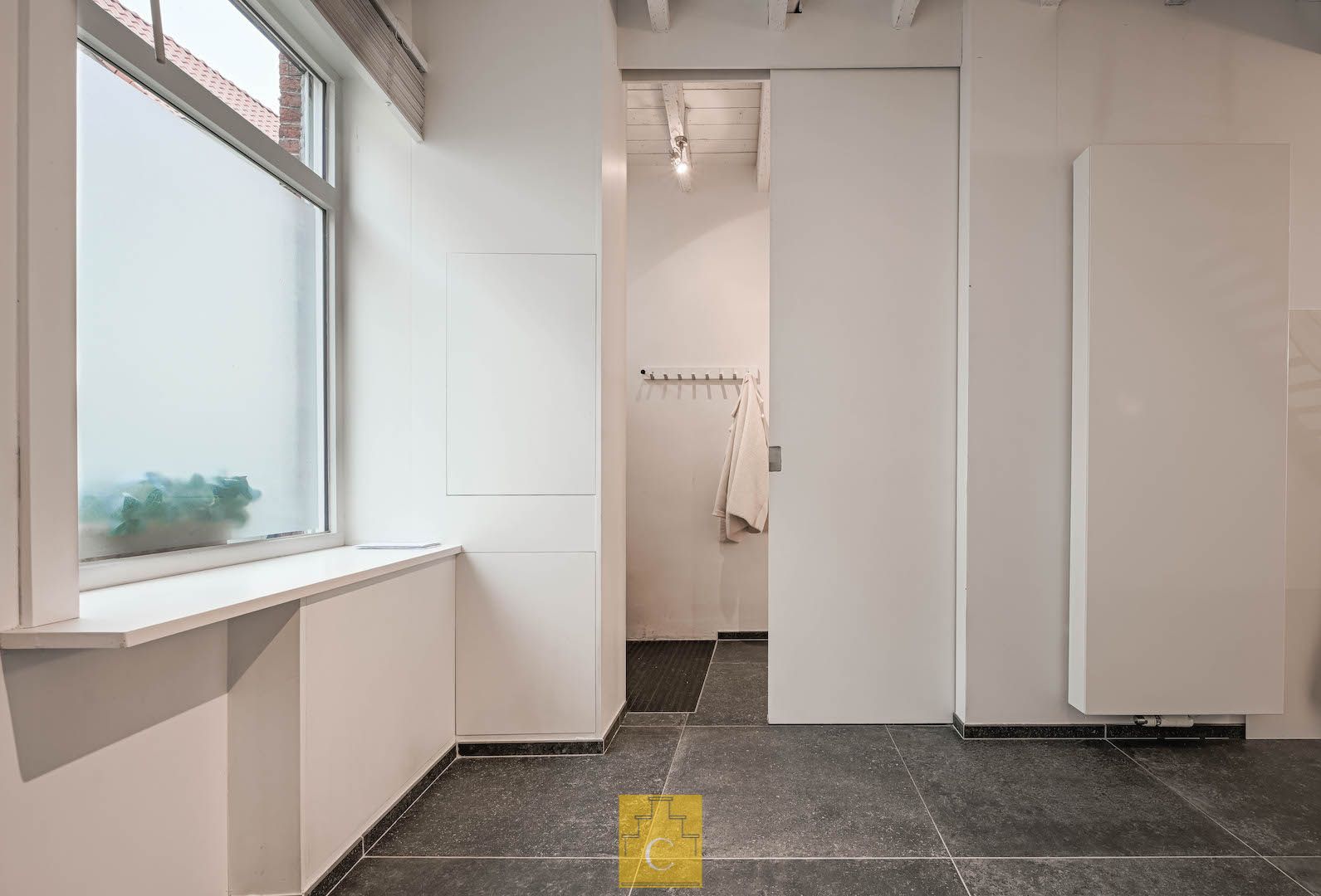 Trendy stadswoning - totaalrenovatie, strakke lijnen en een keitof terras - topligging Moerstraat foto 3