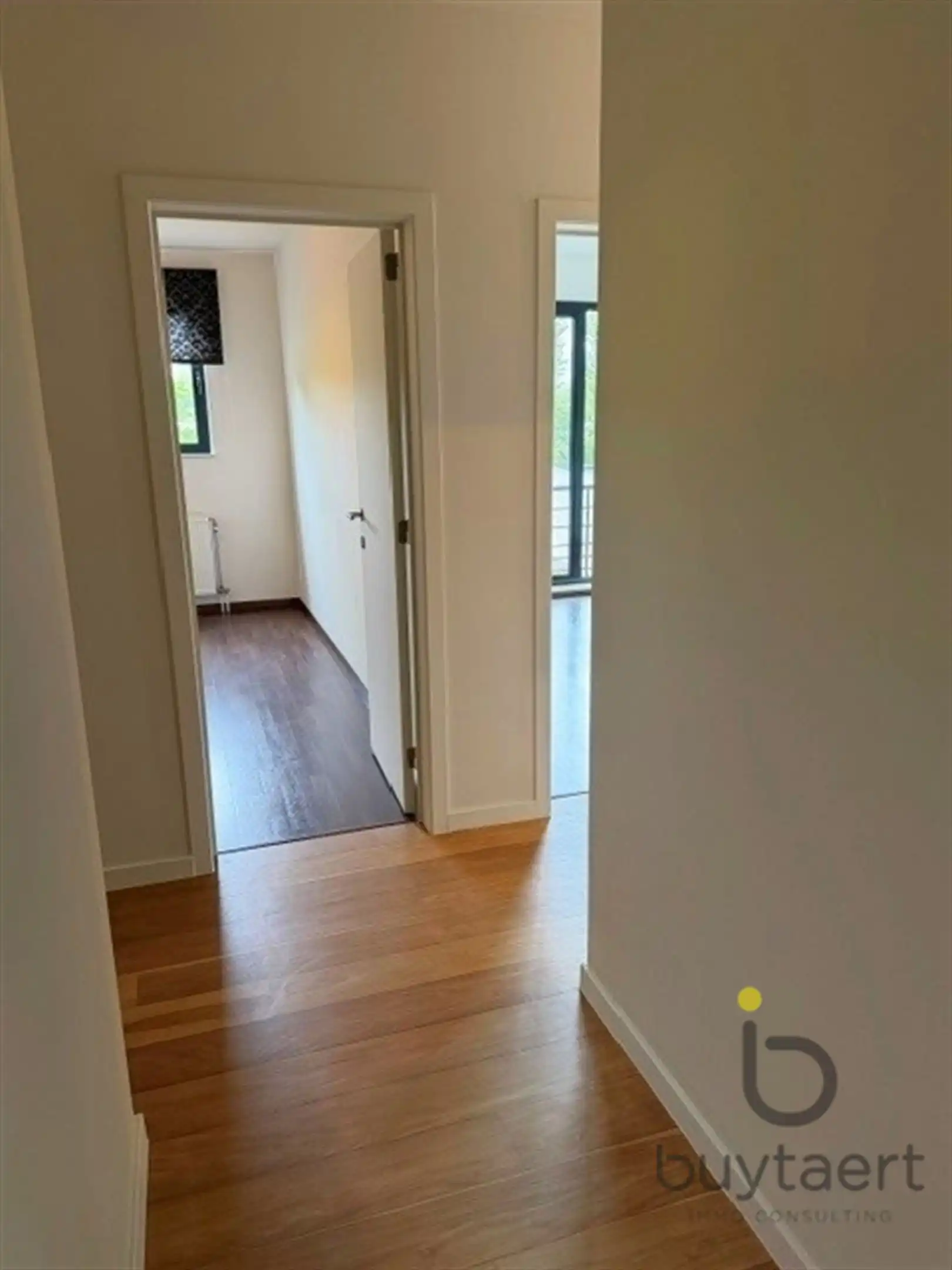Hoekappartement met twee slpks en terrassen te Wommelgem. foto 6