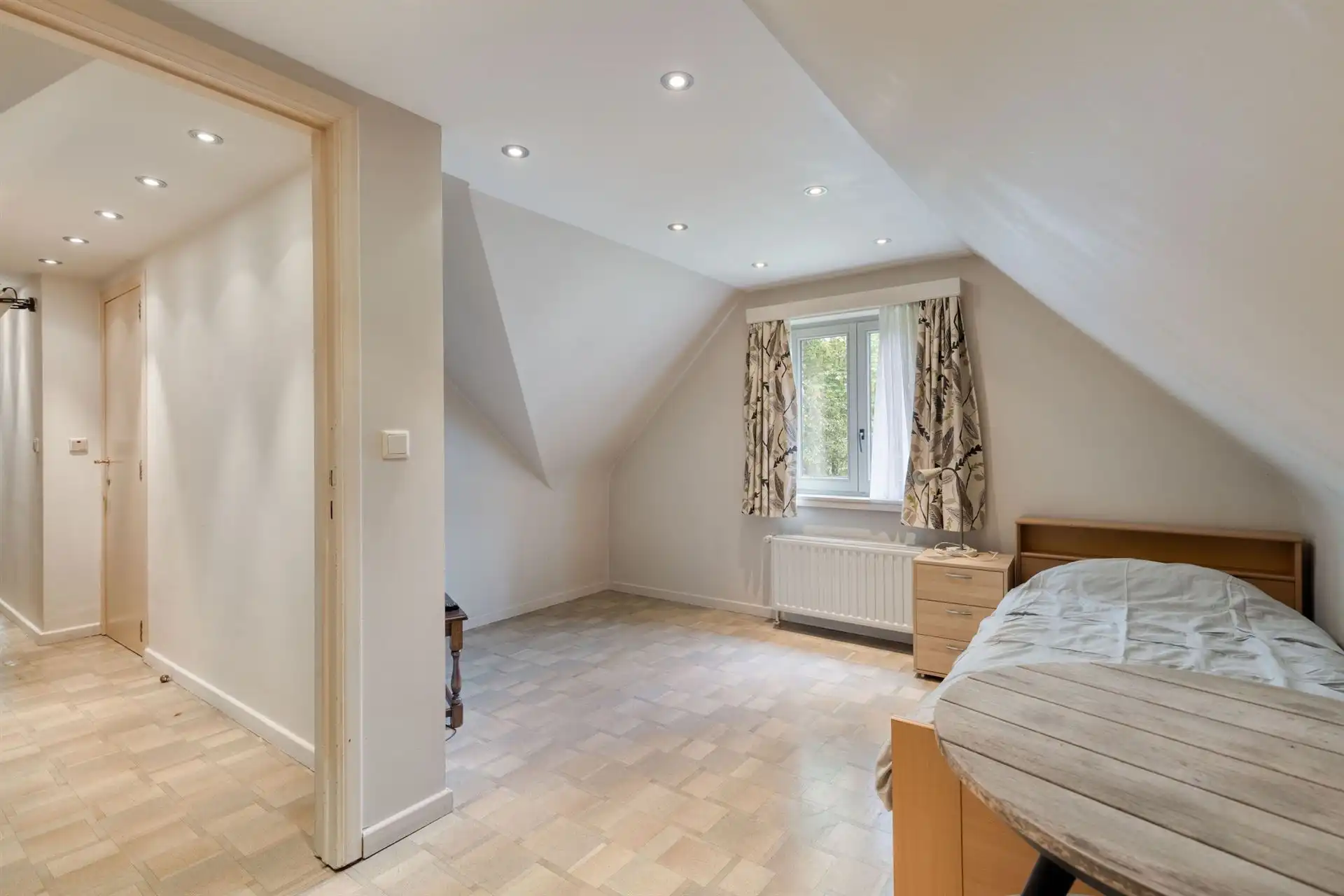 Open bebouwing met 5 (mog. 7) slaapkamers, tuin en garage foto 15