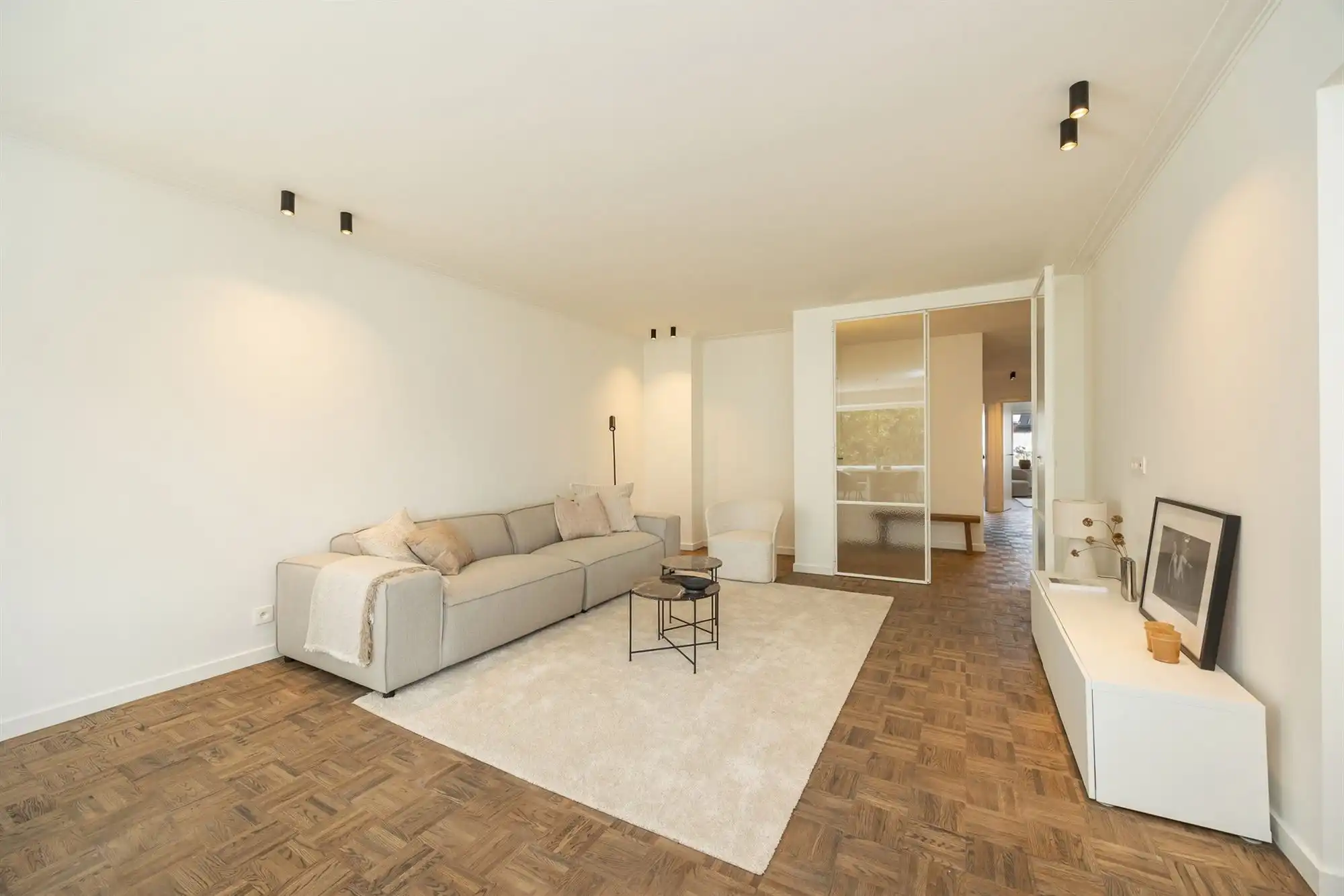 Gerenoveerd appartement met drie slaapkamers en terras foto 3