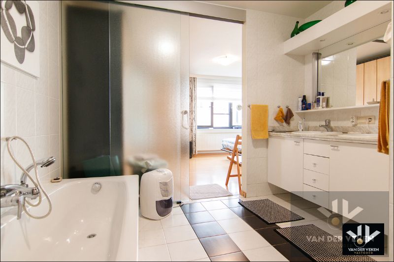 Energiezuinige, instapklare en ruime praktijkwoning met ideale ligging, tal van mogelijkheden en dubbele garage foto 19