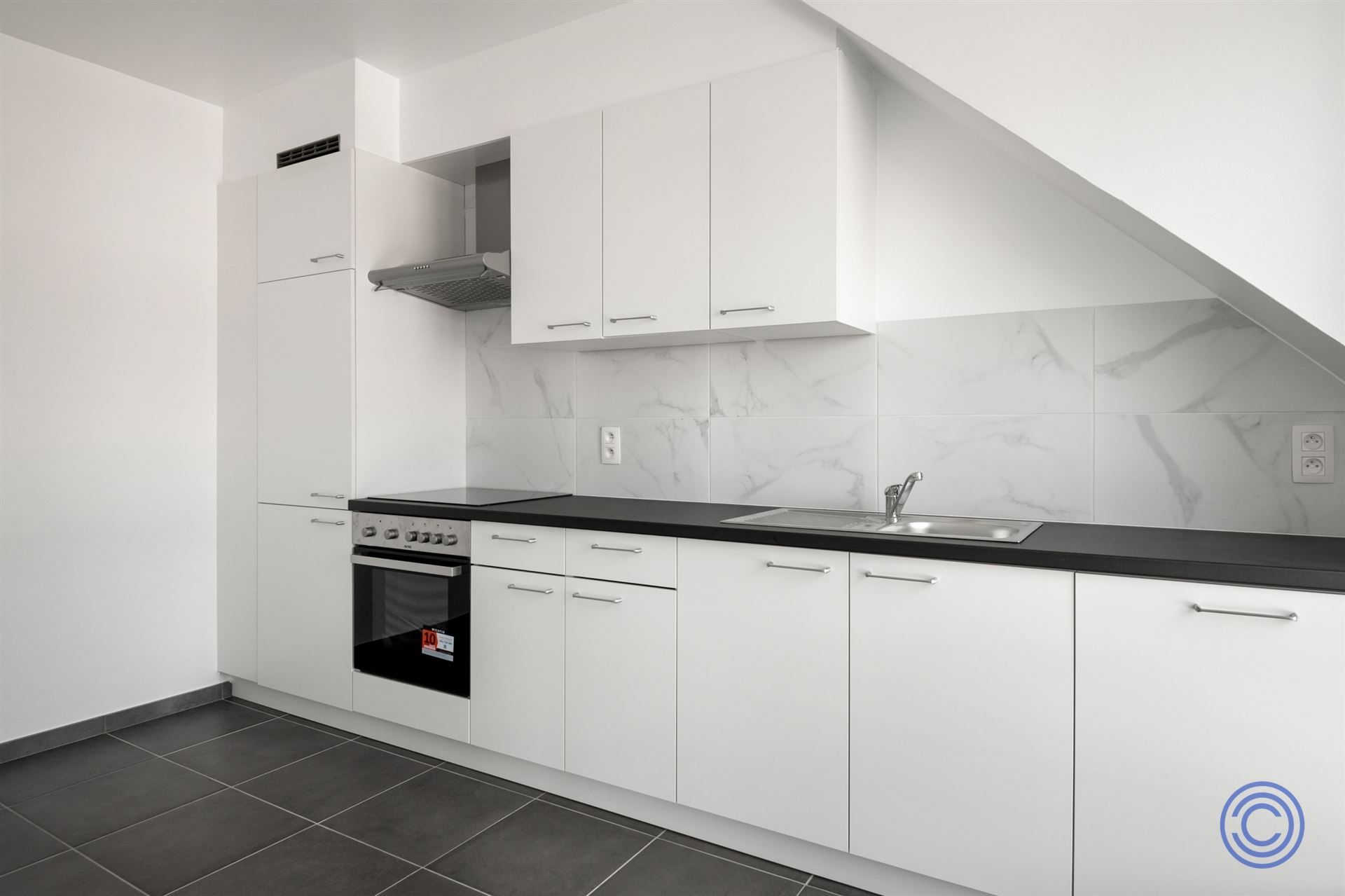 Volledig gerenoveerd 2-slp appartement met zonnig terras! foto 3