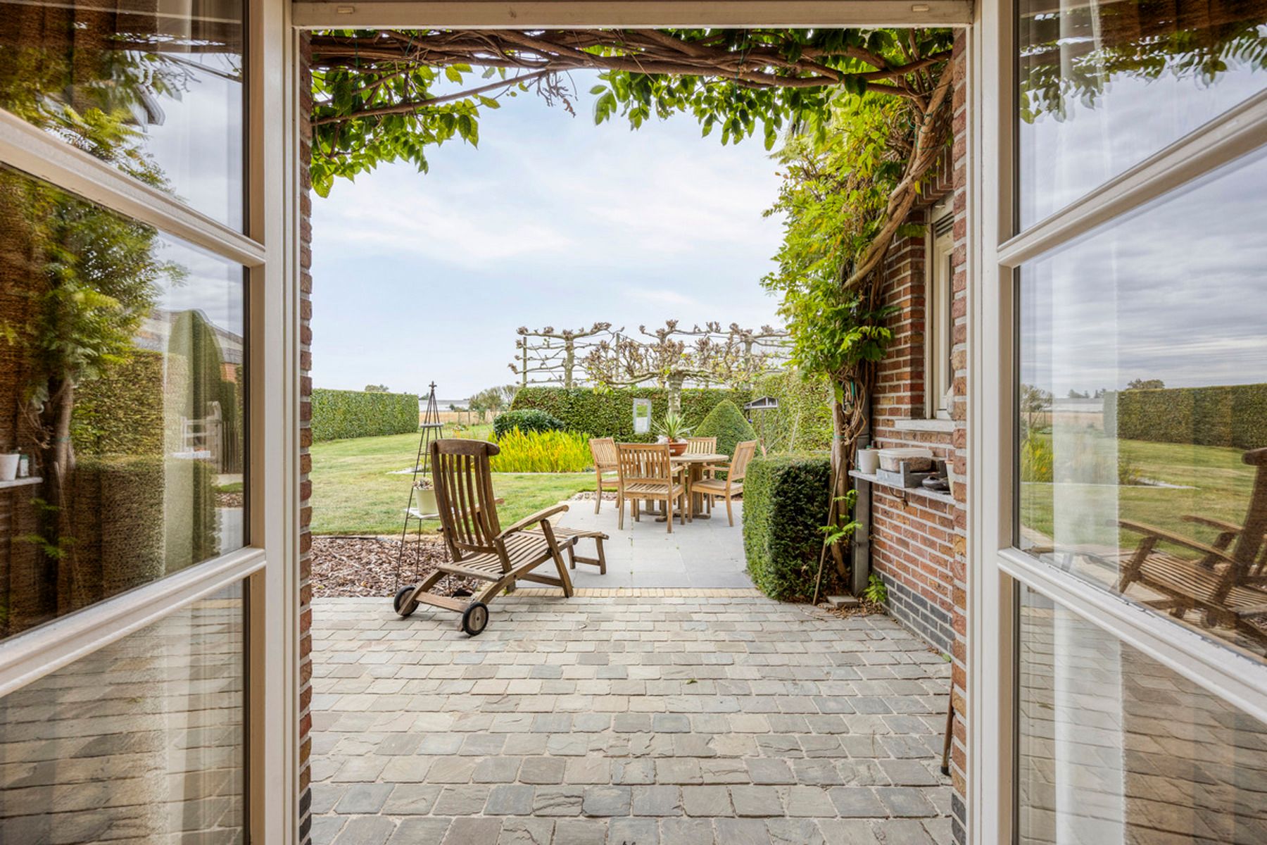Exclusieve villa met grote loodsen combineer werken en wonen foto 12
