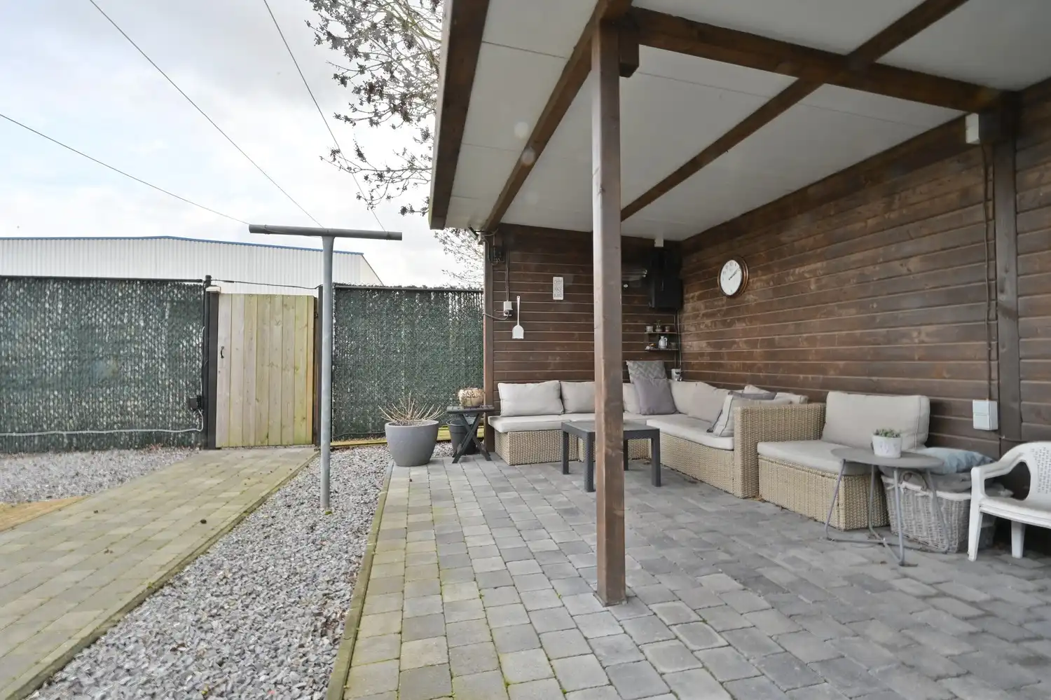 Woning met bedrijfshal op volledig omheind perceel foto 8