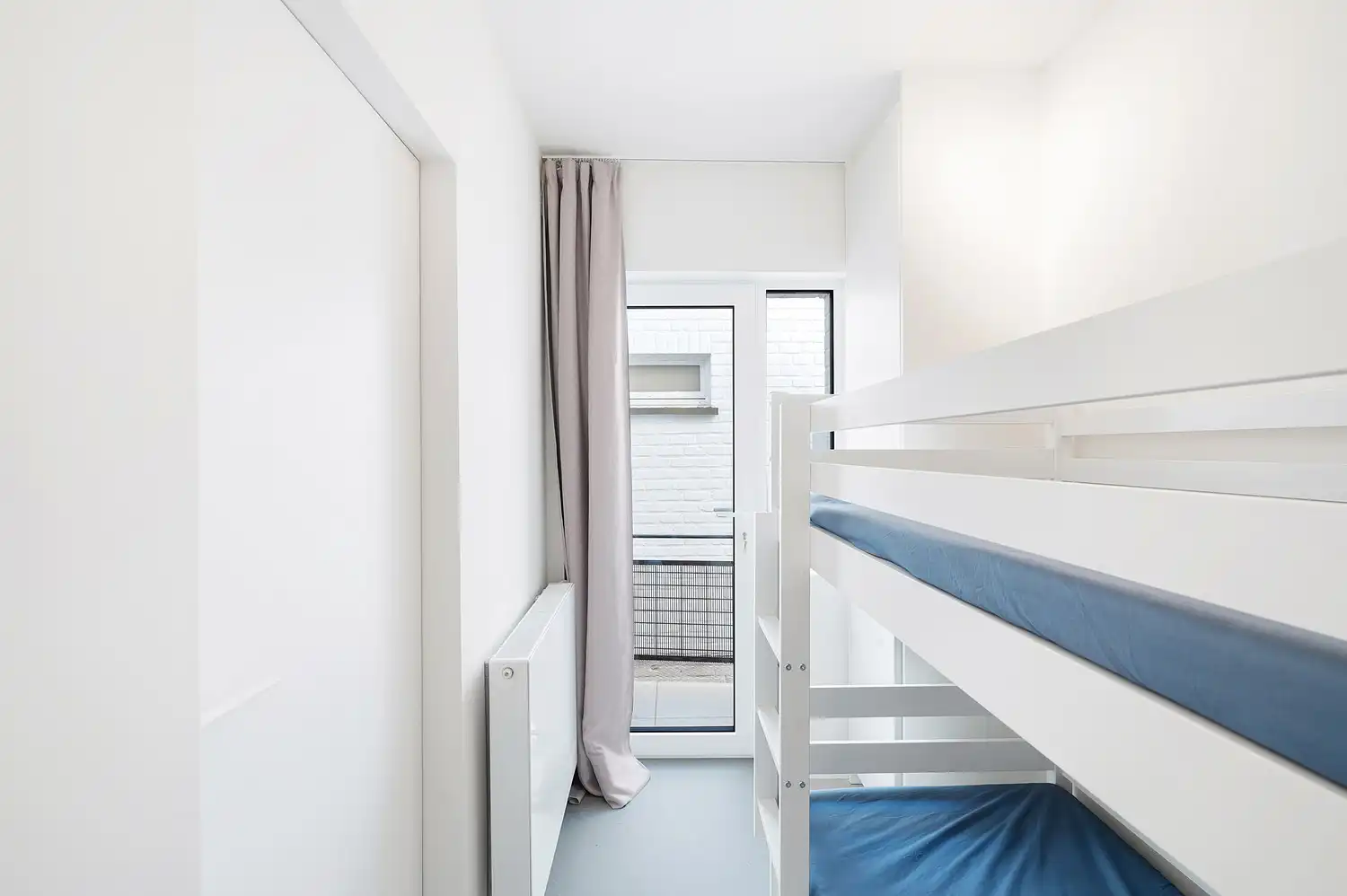 Prachtig vernieuwd 2 slaapkamer appartement aan het Albertstrand foto 13