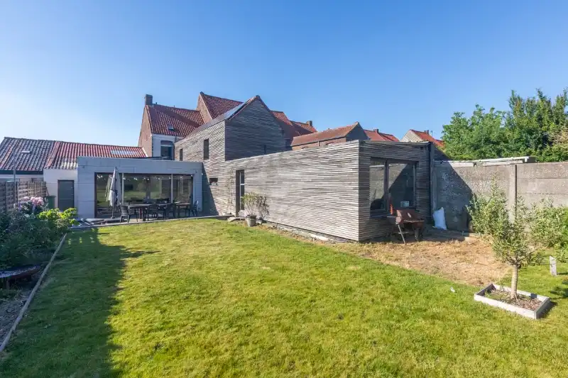 Ruime, luxueus ingerichte woning met 3 slaapkamers, grote garage (klein magazijntje), grote tuin...(energielabel D, zonnepanelen,...) foto 6