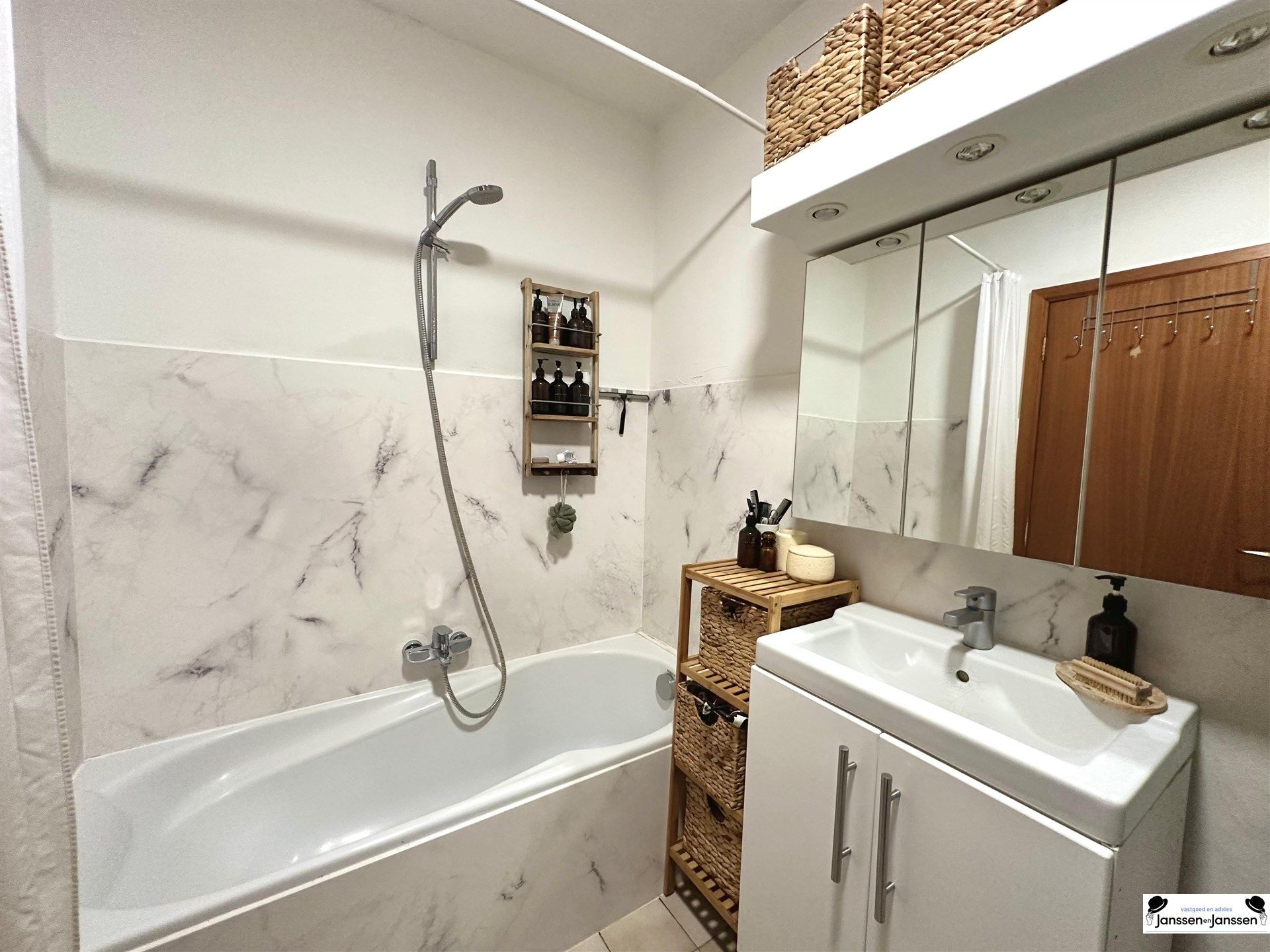 Ruim appartement met drie slaapkamers, terras en berging te Maria-Ter-Heide foto 9