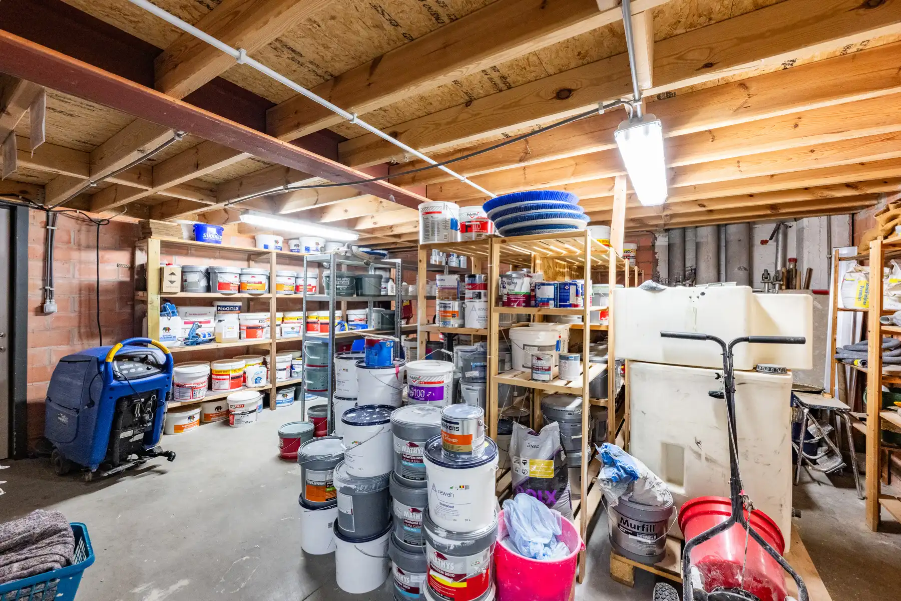 Ruim en veelzijdig bedrijfspand met parking en opslag foto 13