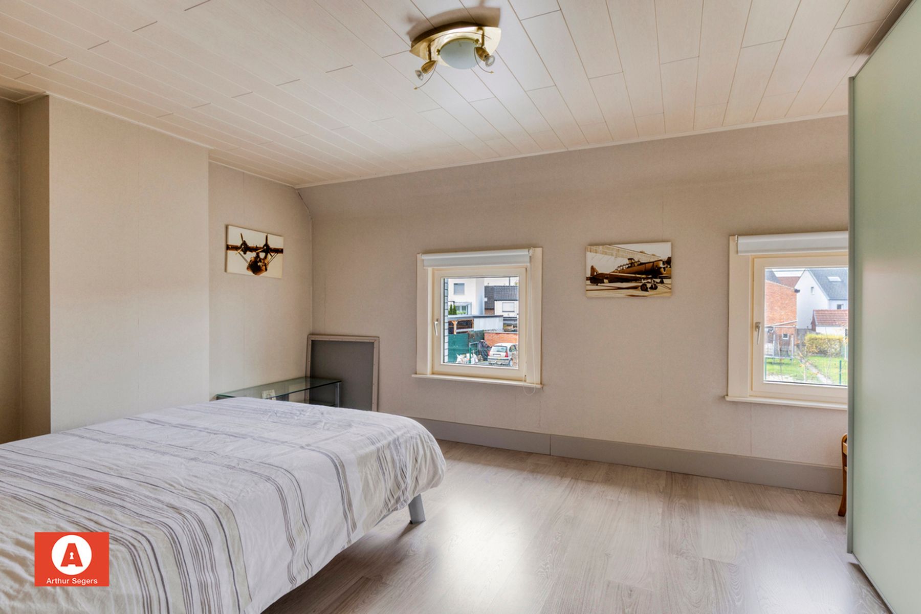 Verzorgde half-open bebouwing met oprit. foto 17