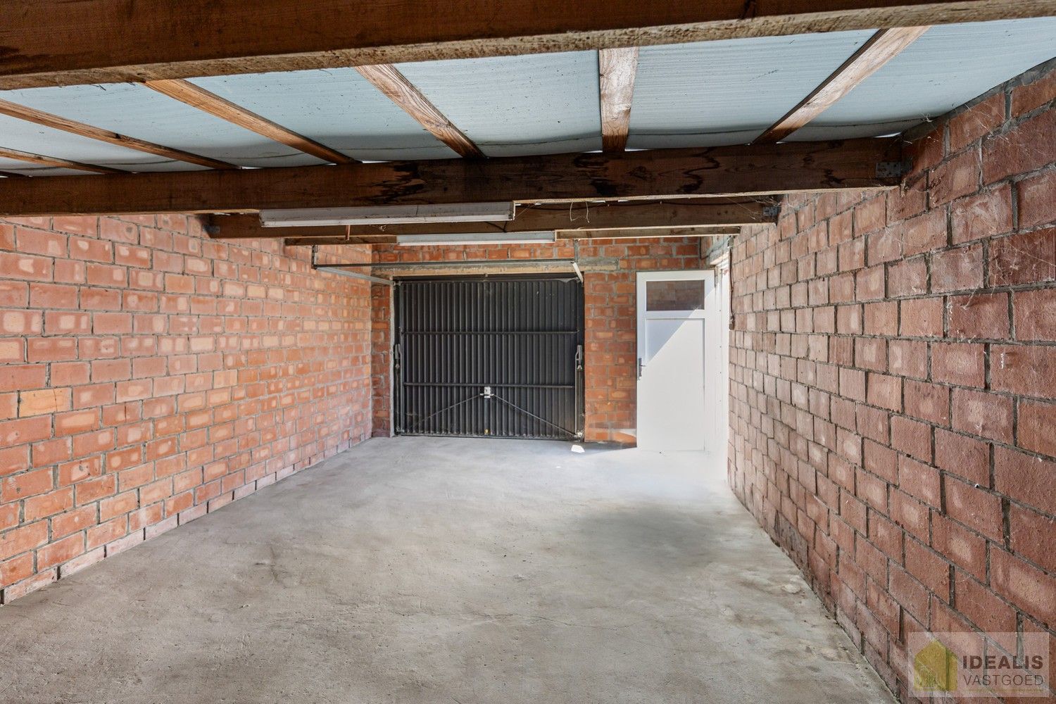 RUSTIG GELEGEN OP TE KNAPPEN EENGEZINSWONING MET 3 SLAAPKAMERS! - De woning omvat maar liefst 166m² bewoonbare oppervlakte met ruime woonkamer, keuken, 3 slaapkamers, badkamer, garage. De woning is rustig gelegen op een perceel met een opp. van 6a 21ca. foto 23