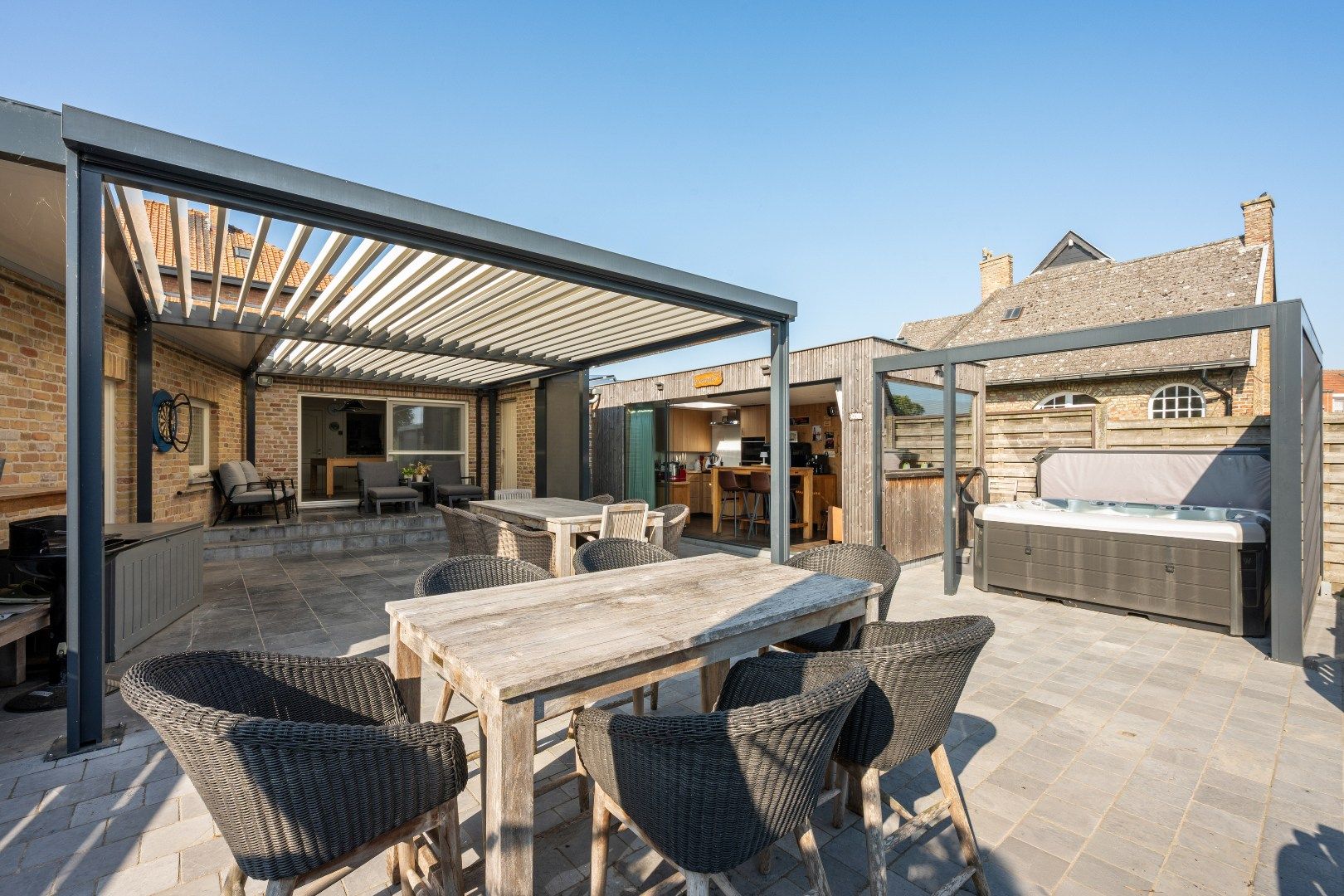 Instapklare halfopen woning met 3 slaapkamers, garage, tuin en mancave in Mesen foto 3