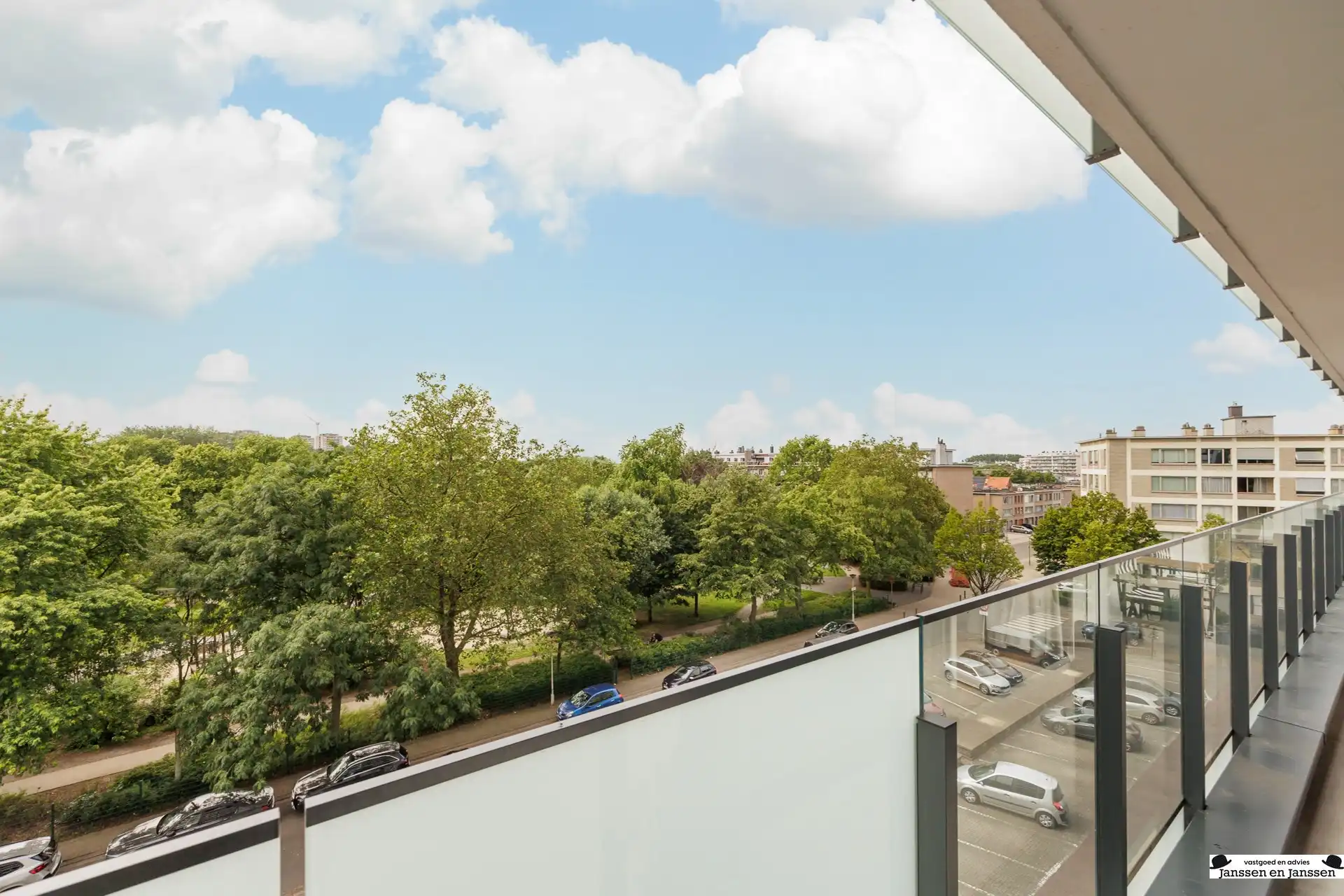 Ruim twee slaapkamer-appartement met panoramisch uitzicht! foto 14
