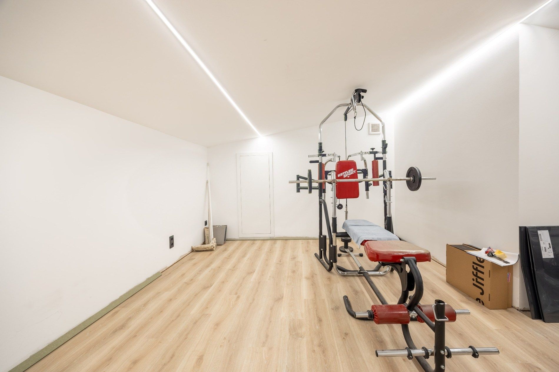 GOED GELEGEN MAGAZIJN MET SHOWROOM foto 17