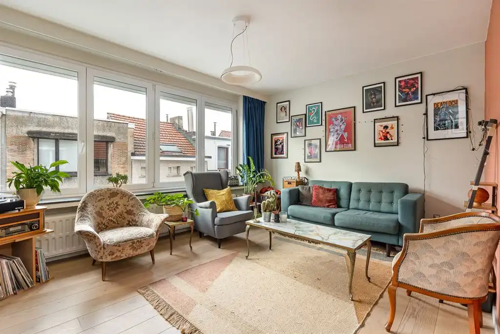 Instapklaar en lichtrijk 1-slaapkamerappartement in kleinschalig gebouw foto {{pictureIndex}}