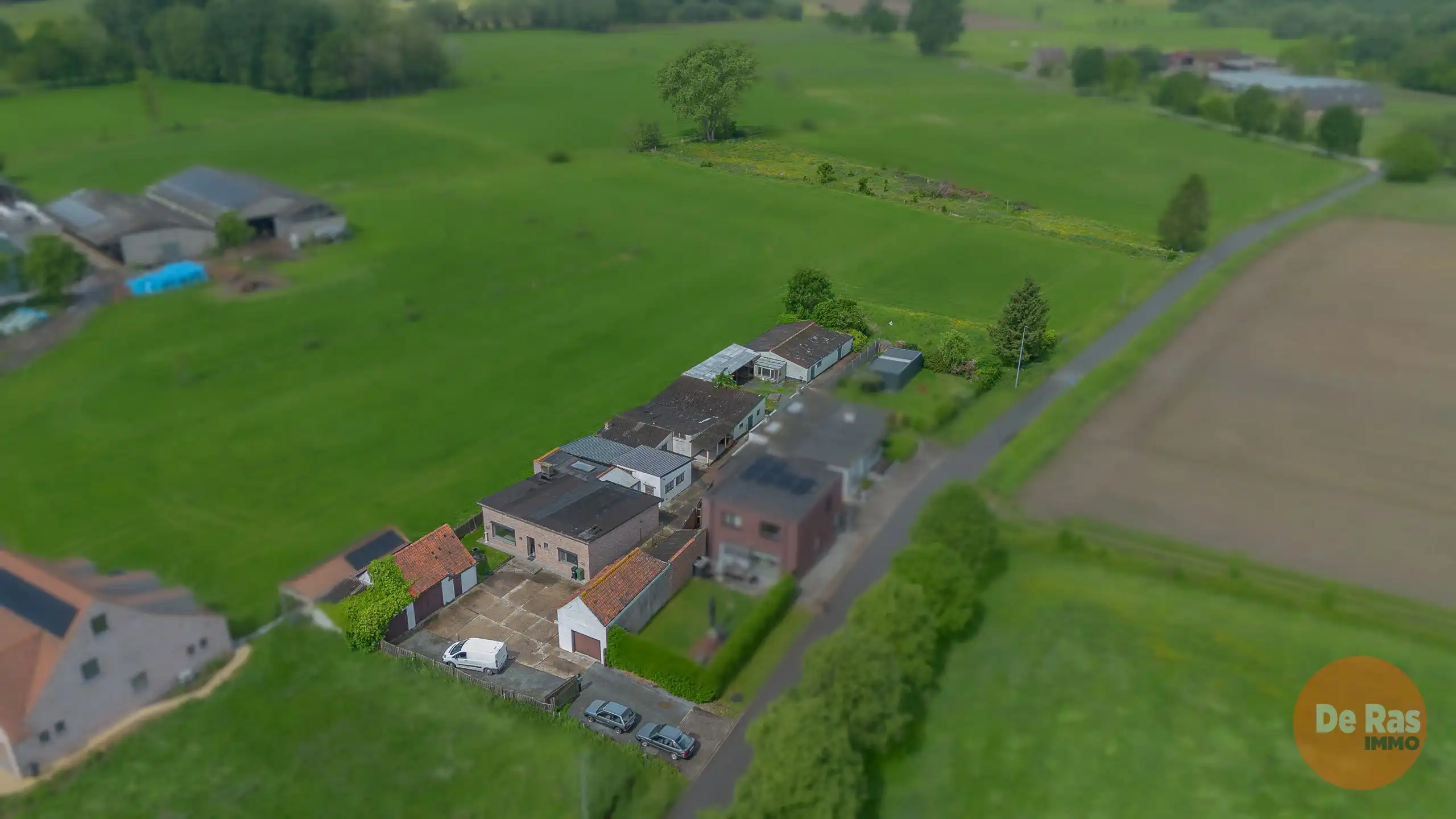 Hoofdfoto van de publicatie: HOFSTADE - Charmante gelegen woning met bijgebouwen 