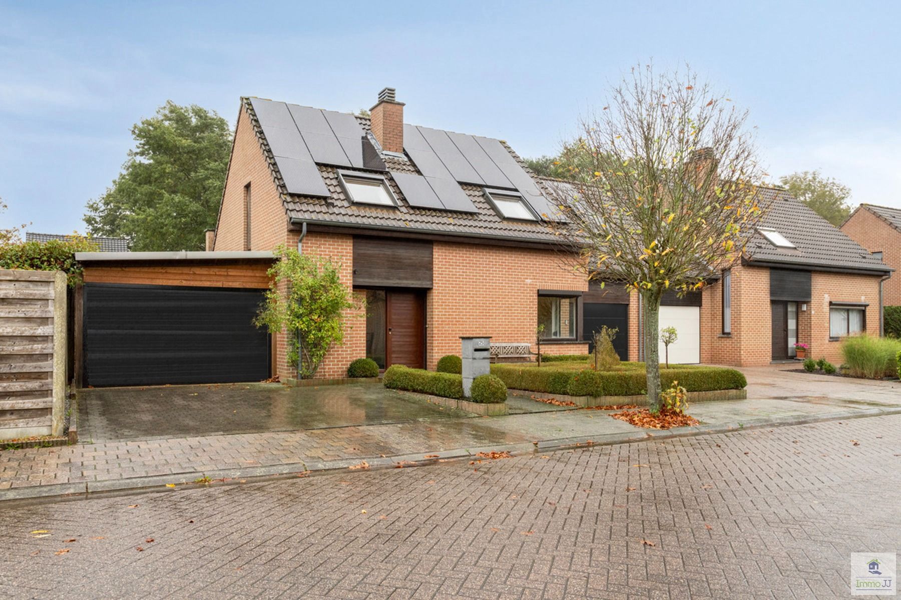 Halfopen bebouwing met zwembad foto {{pictureIndex}}