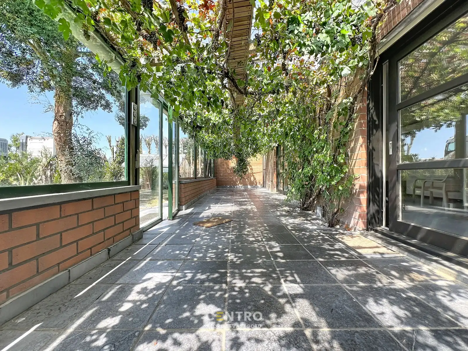 Kantoor met magazijn:  perfecte combinatie van ruimte en functionaliteit met een weelderige tuin (Oostnieuwkerke-Staden)! foto 8
