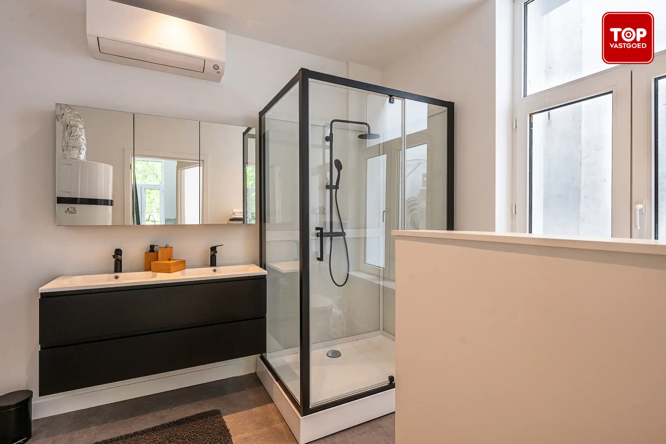 Totaal gerenoveerde woning met EPC B. foto 15