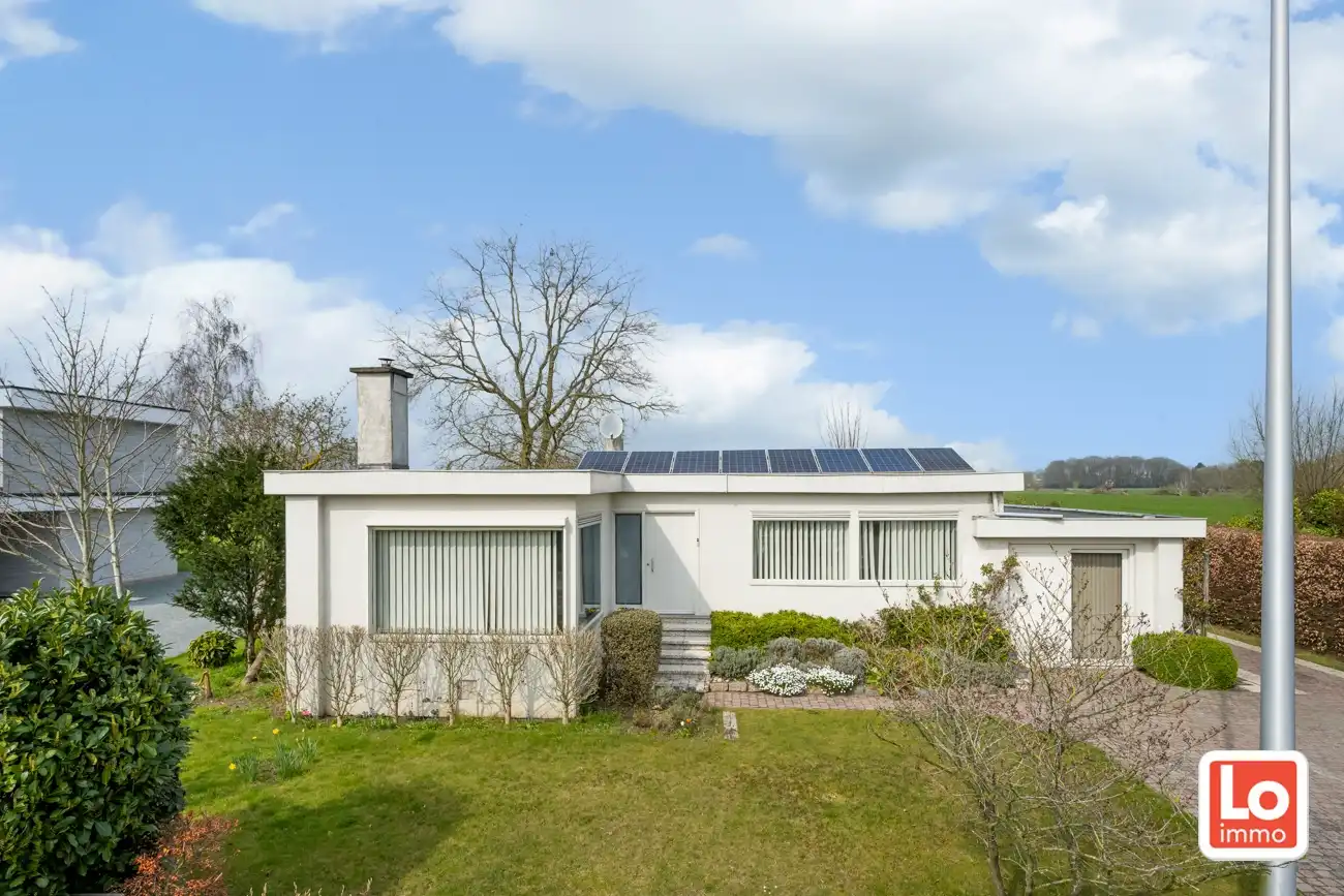 Hoofdfoto van de publicatie: Ruime volledig te renoveren open gelijkvloerse prefab woning met inpandige garage en tuin met open zicht of perceel bouwgrond met afbraak/heropbouw mogelijkheden aan 6% BTW op een rustige locatie nabij het centrum van Zeveneken!