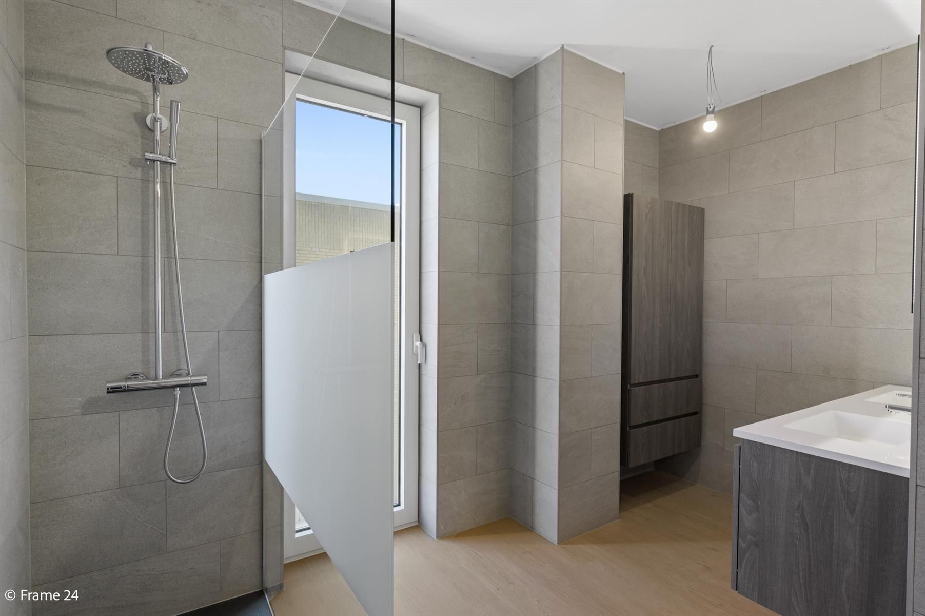 Modern appartement met terras, berging en parking foto 9