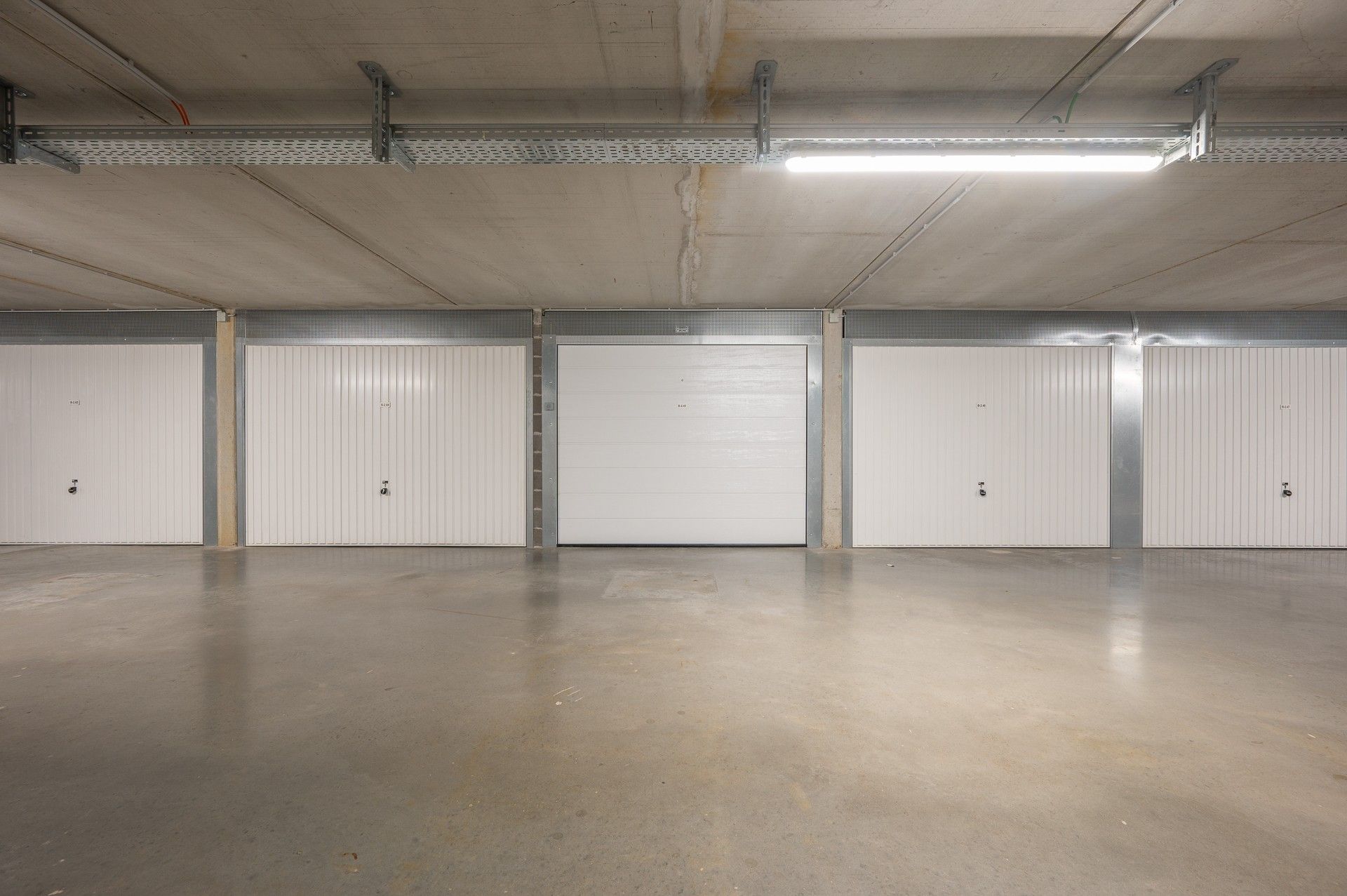 Gesloten garagebox in Duinenwater foto 2