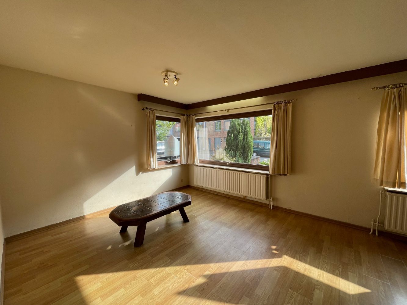 Ruim gelijkvloersappartement met twee slaapkamers en gesloten garagebox. foto 2