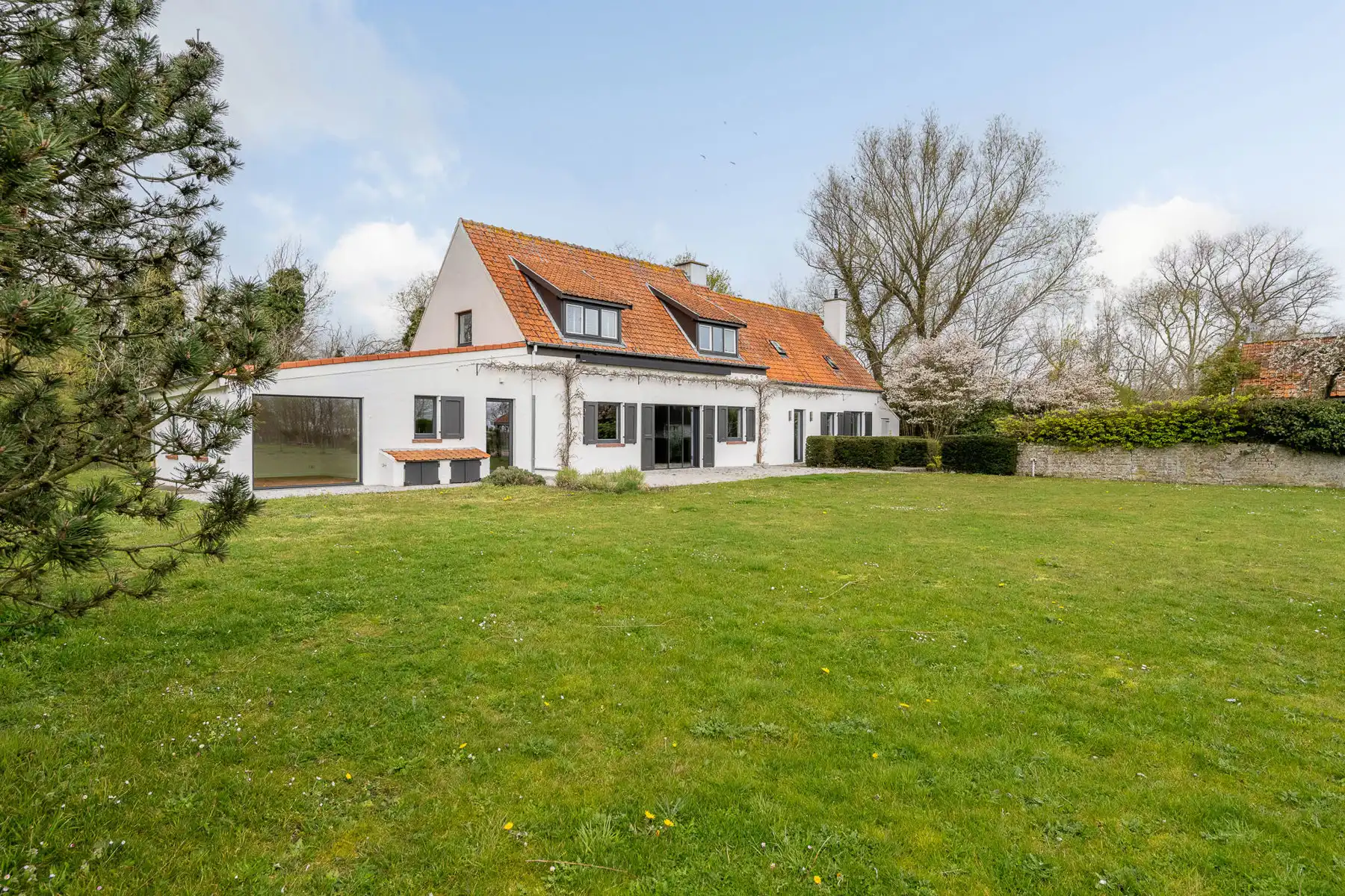 Charmante, vrijstaande woning in alle rust met tuin in het Zoute foto {{pictureIndex}}