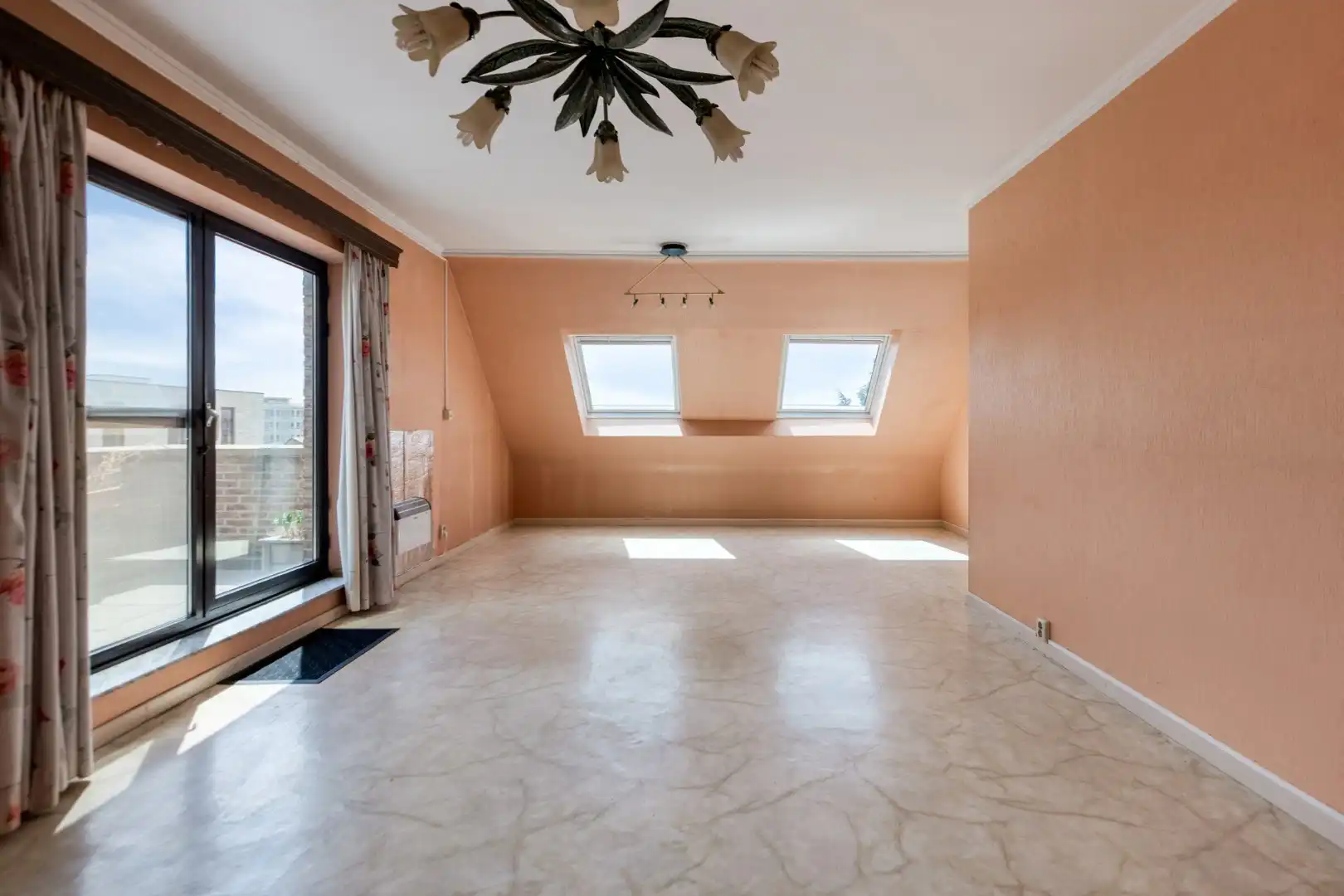 Gezellig en ruim appartement (124m²) met zonneterras en garage - wandelafstand centrum Tongeren foto 3