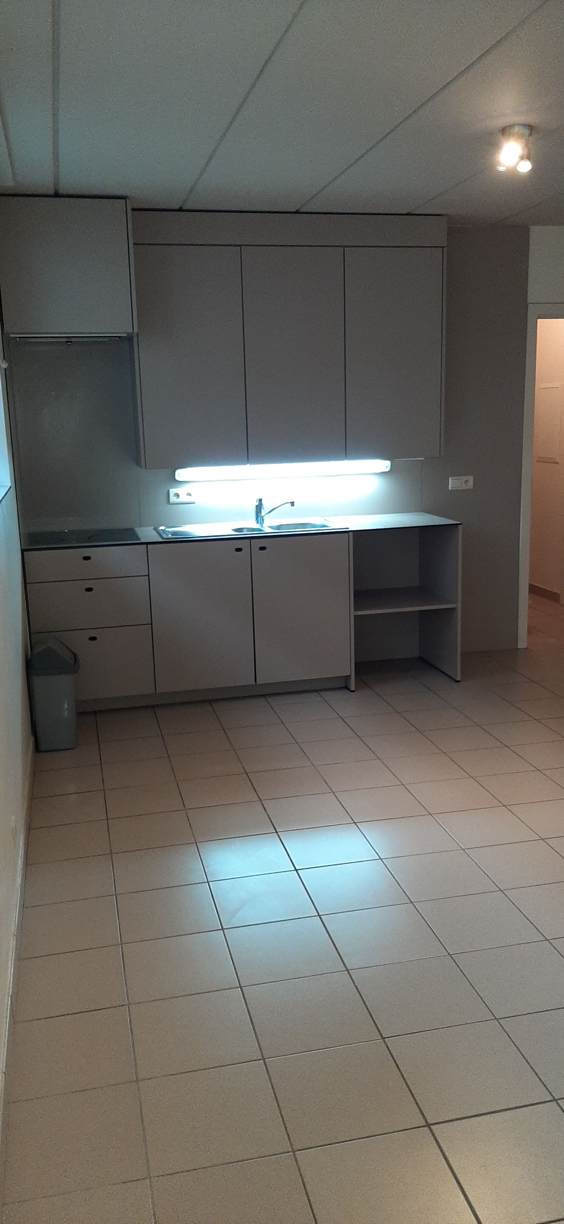 Goed gelegen gezellige ongemeubelde studio foto 4