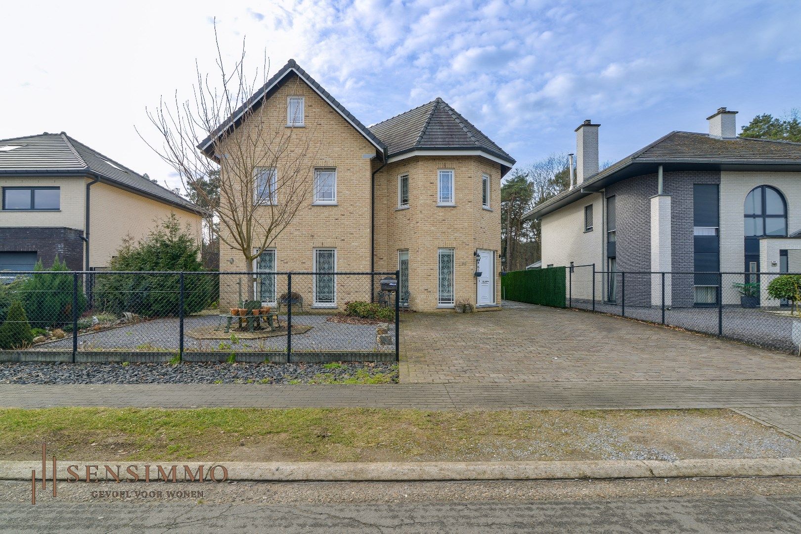 Ruime woning van 383m² bewoonbare oppervlakte met 6 slaapkamers – ideaal voor bedrijven en huisvesting van werknemers. foto {{pictureIndex}}