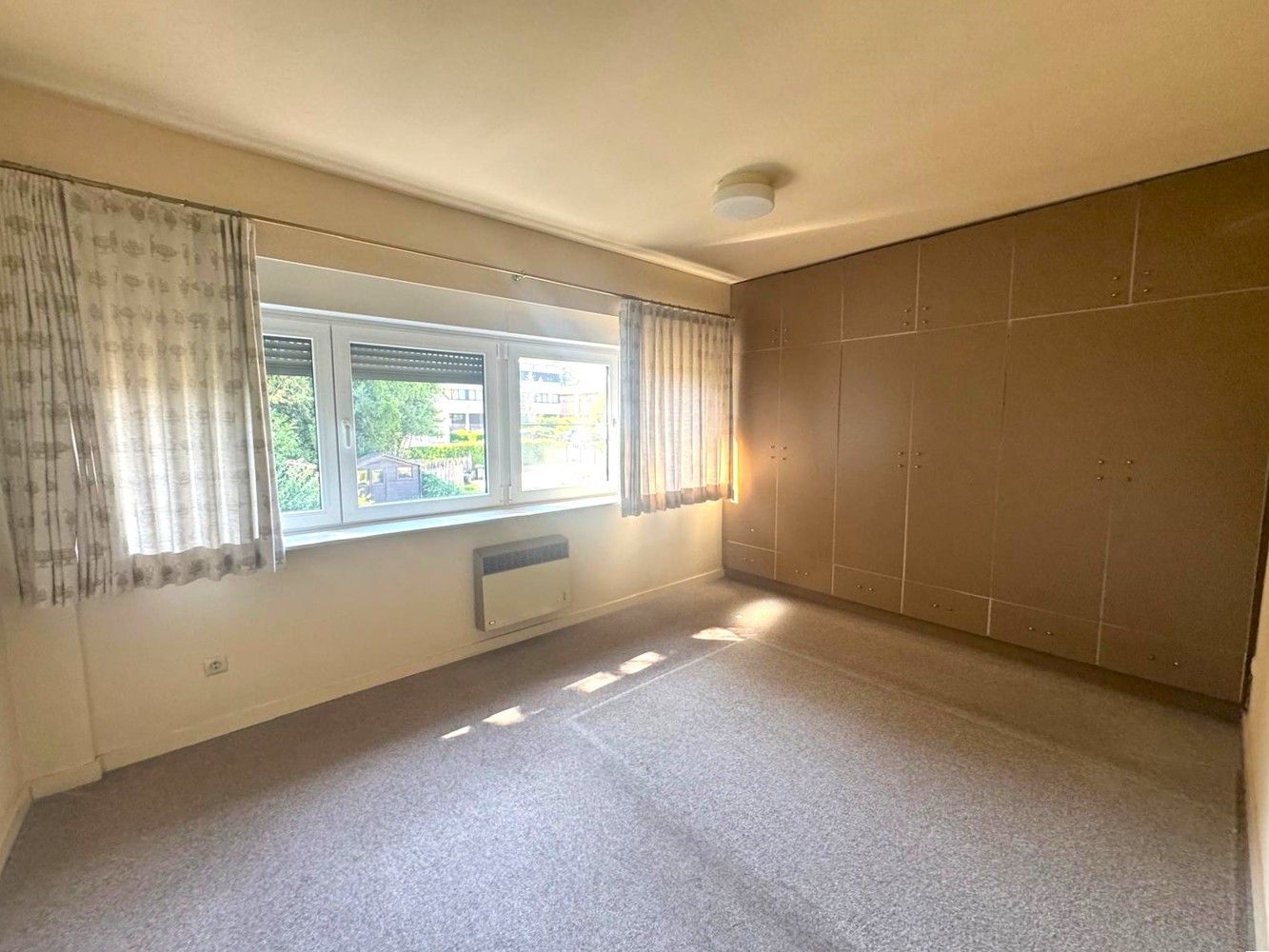 Zéér ruime rijwoning met terras en tuin nabij het centrum van Genk foto 7