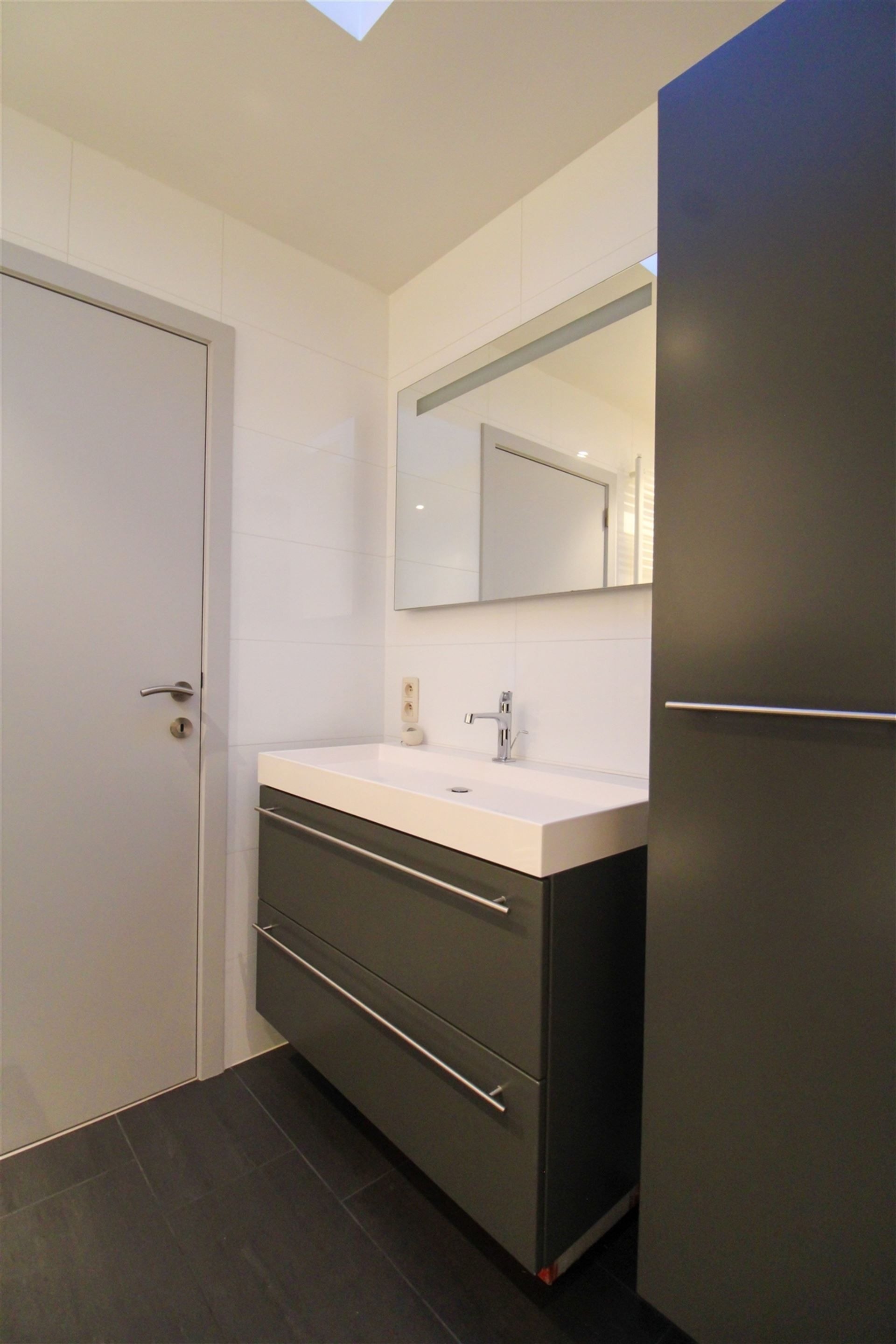 Instapklaar duplexappartement met terras, twee slaapkamers, twee parkeerplaatsen en ruime kelderberging te Maasmechelen! foto 14