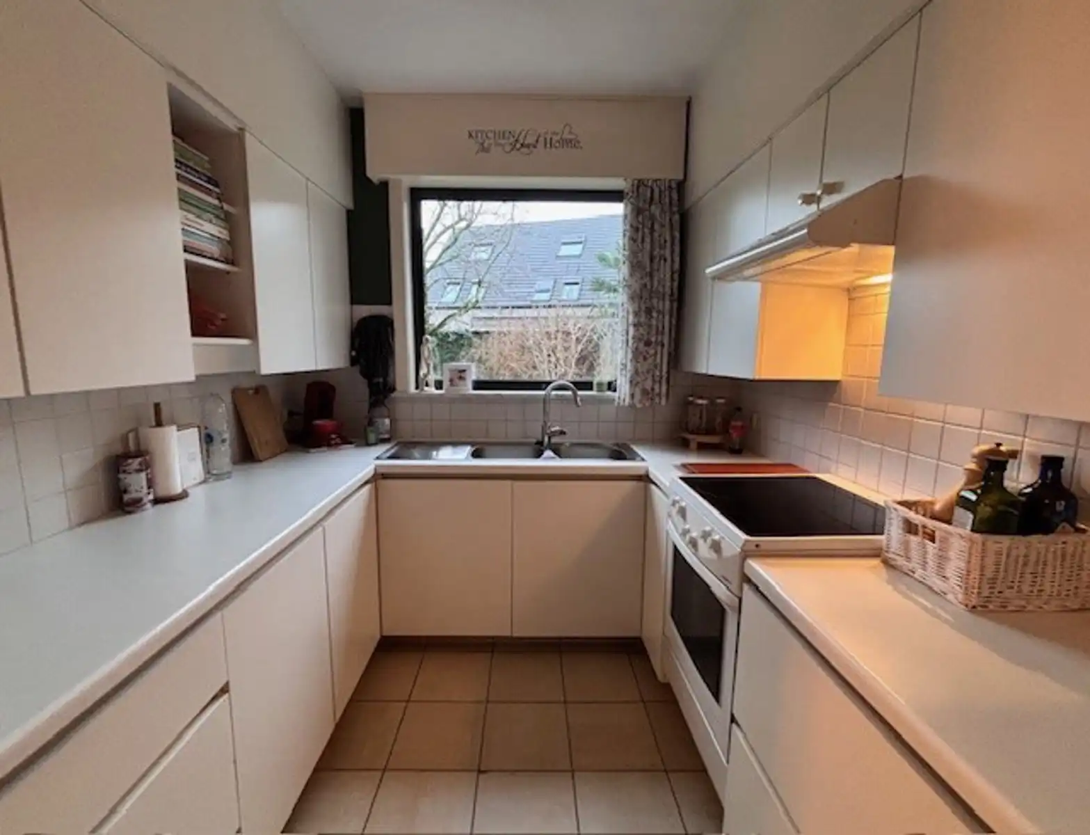 Ruime hoekwoning met terras, tuin en garage. foto 8