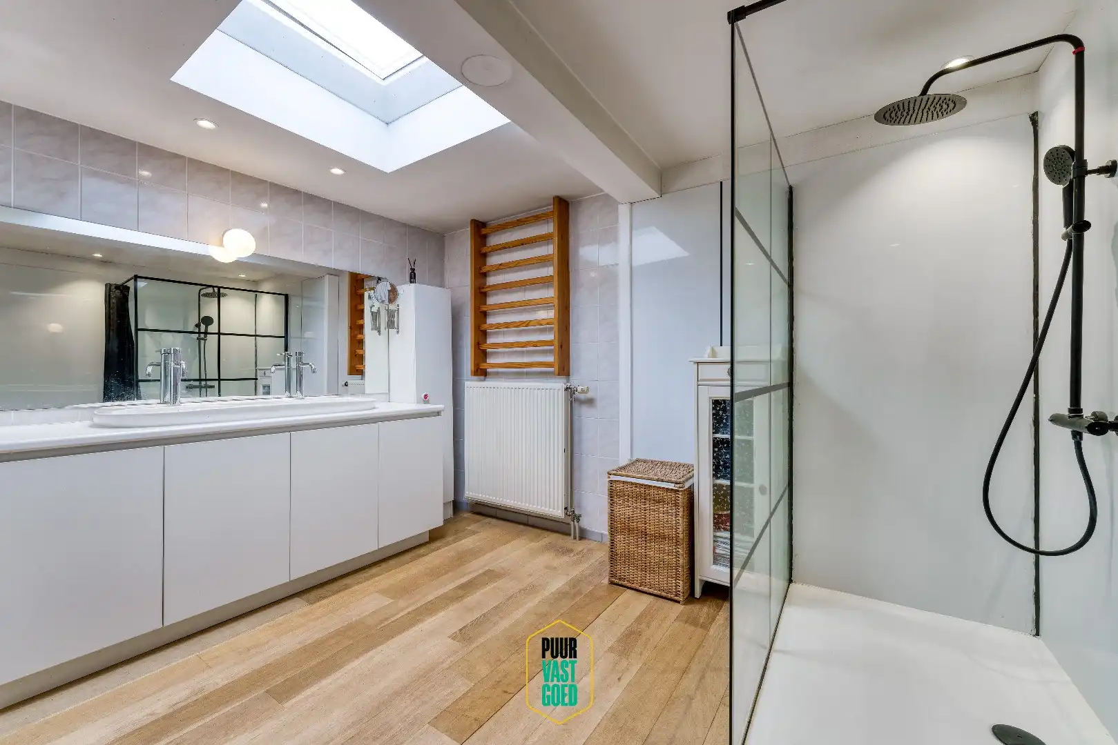 Riant appartement en studio boven grote handelsruimte  foto 12