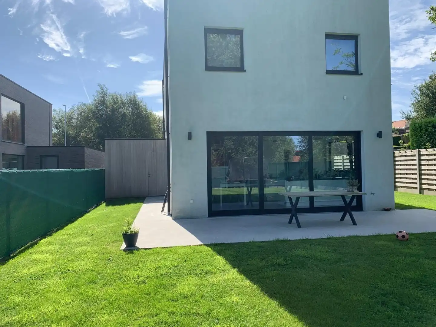 Ruime moderne woning met tuin foto 13