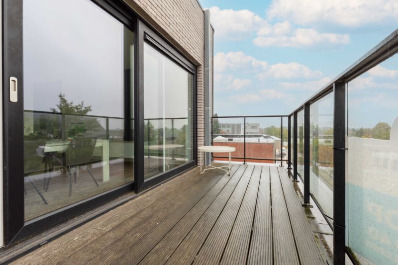 Roeselare Residentie Arena-Penthouse - Dichtbij scholen en winkels - Twee terrassen- Twee slaapkamers - zolder- Derde verdiep foto 7