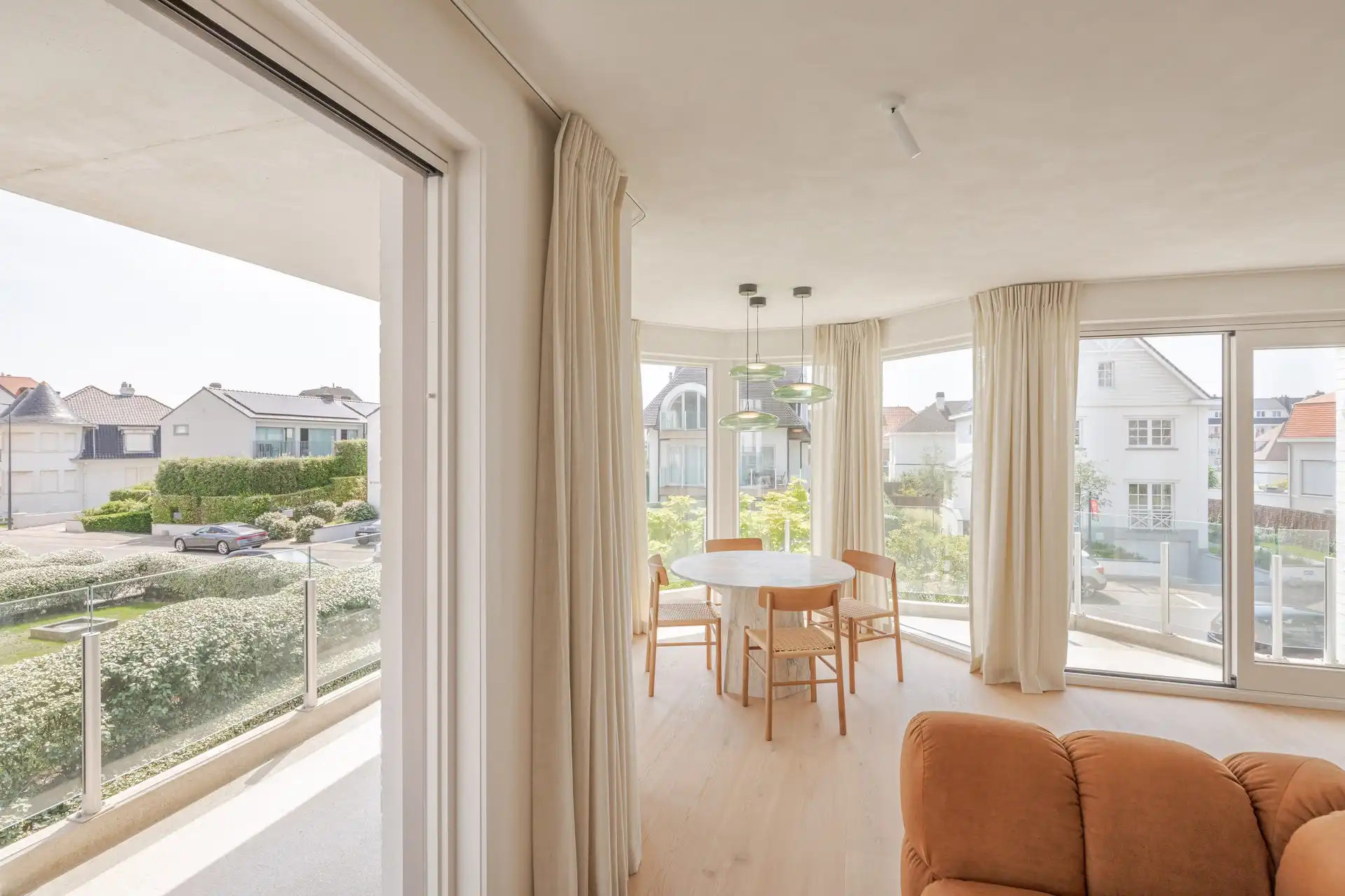 Prachtig gerenoveerd appartement in villaresidentie te Duinbergen foto {{pictureIndex}}