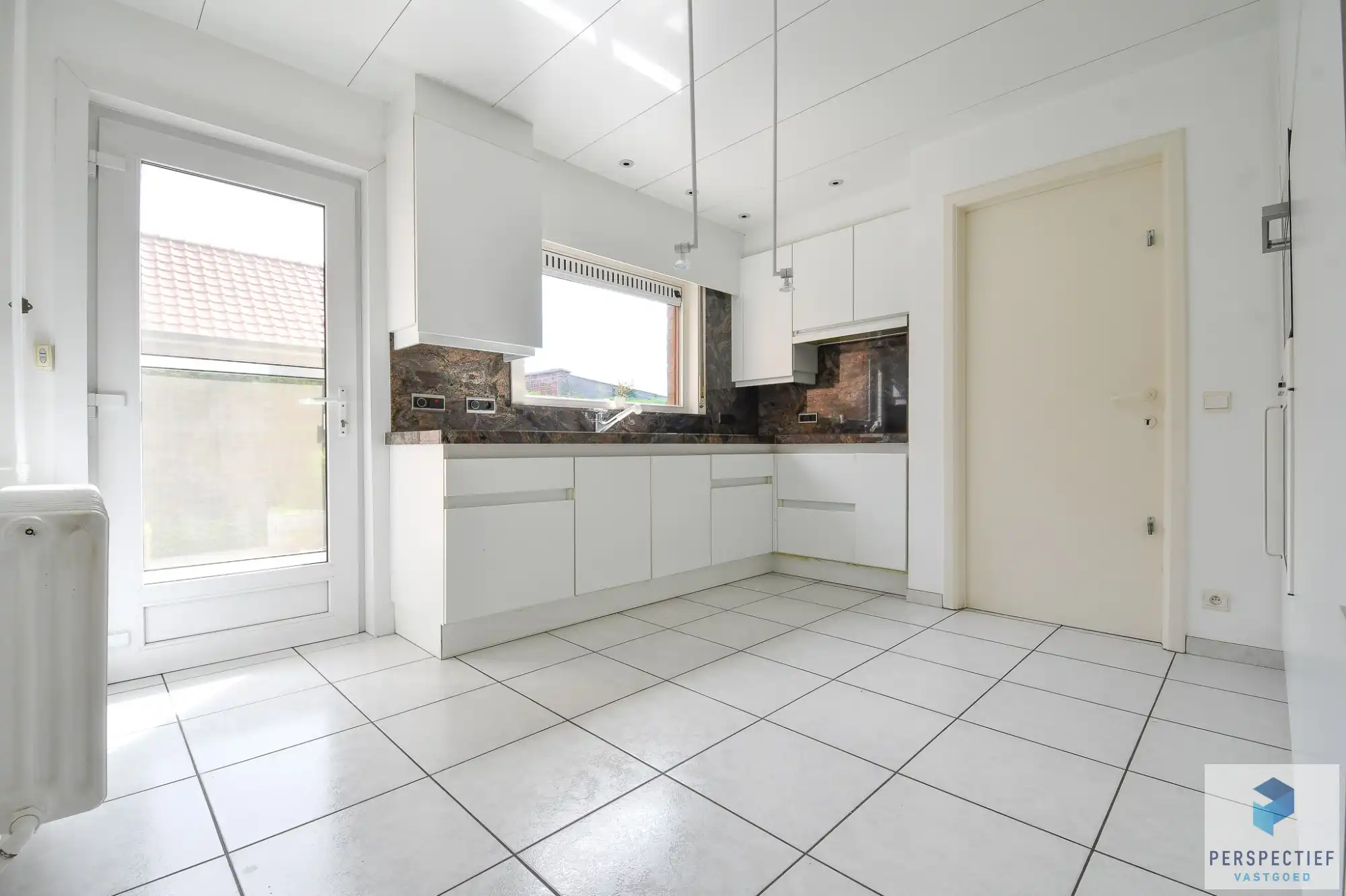 Rustig gelegen vrijstaande woning met garage, ruime tuin en prachtig open zicht foto 5