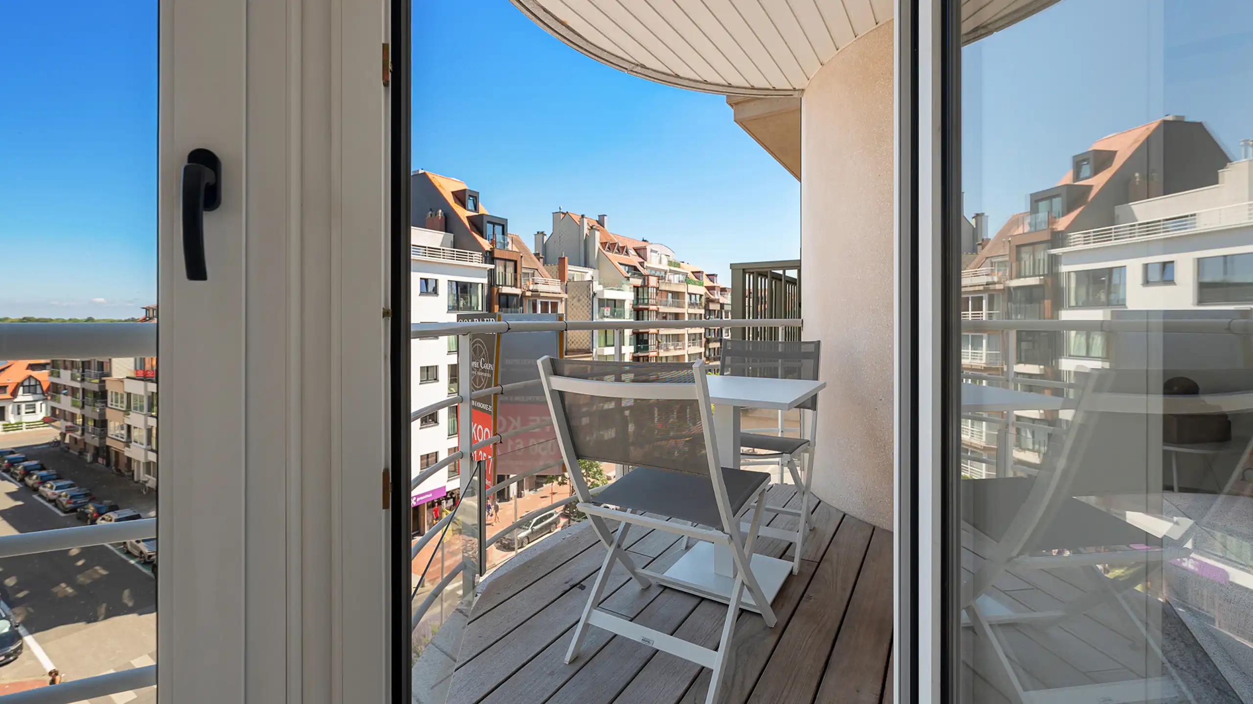 Lichtrijk gerenoveerd appartement met open zichten foto 17