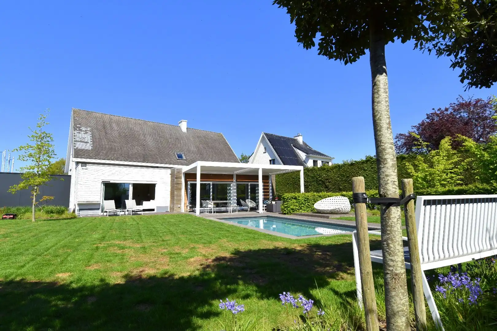 Villa met 4 slaapkamers, zwembad en mooie volumes te koop in Moorsele foto 3