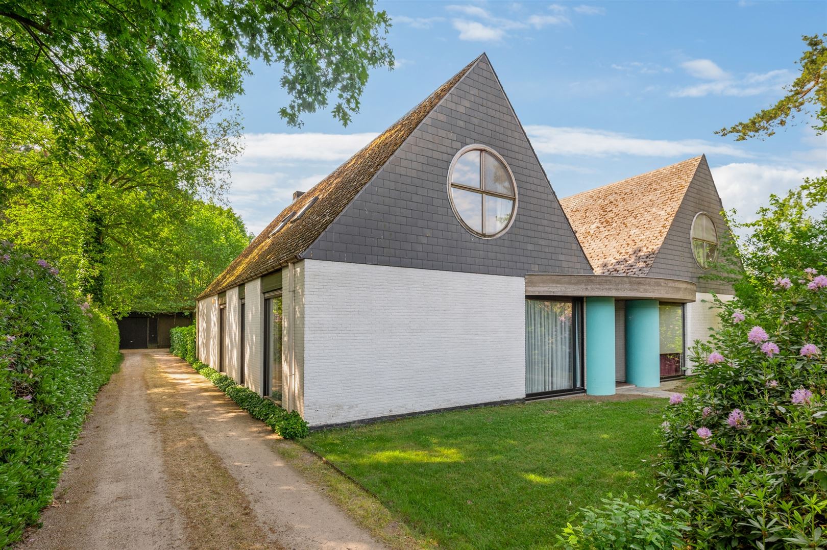 Hoofdfoto van de publicatie: Te renoveren woning met grote tuin en garages in landelijke omgeving