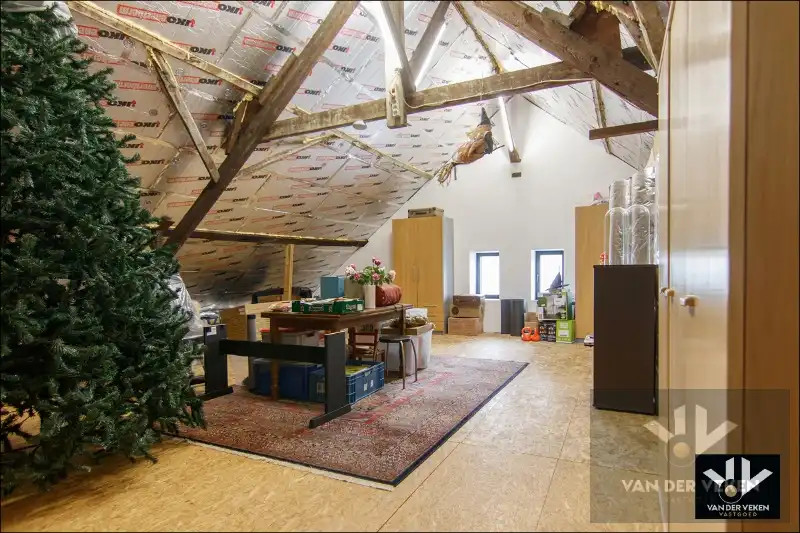 Knap afgewerkte, energiezuinige en ruime woning met vier slaapkamers, guesthouse/praktijkruimte op een centrale (maar toch bosrijke!) locatie te As foto 18