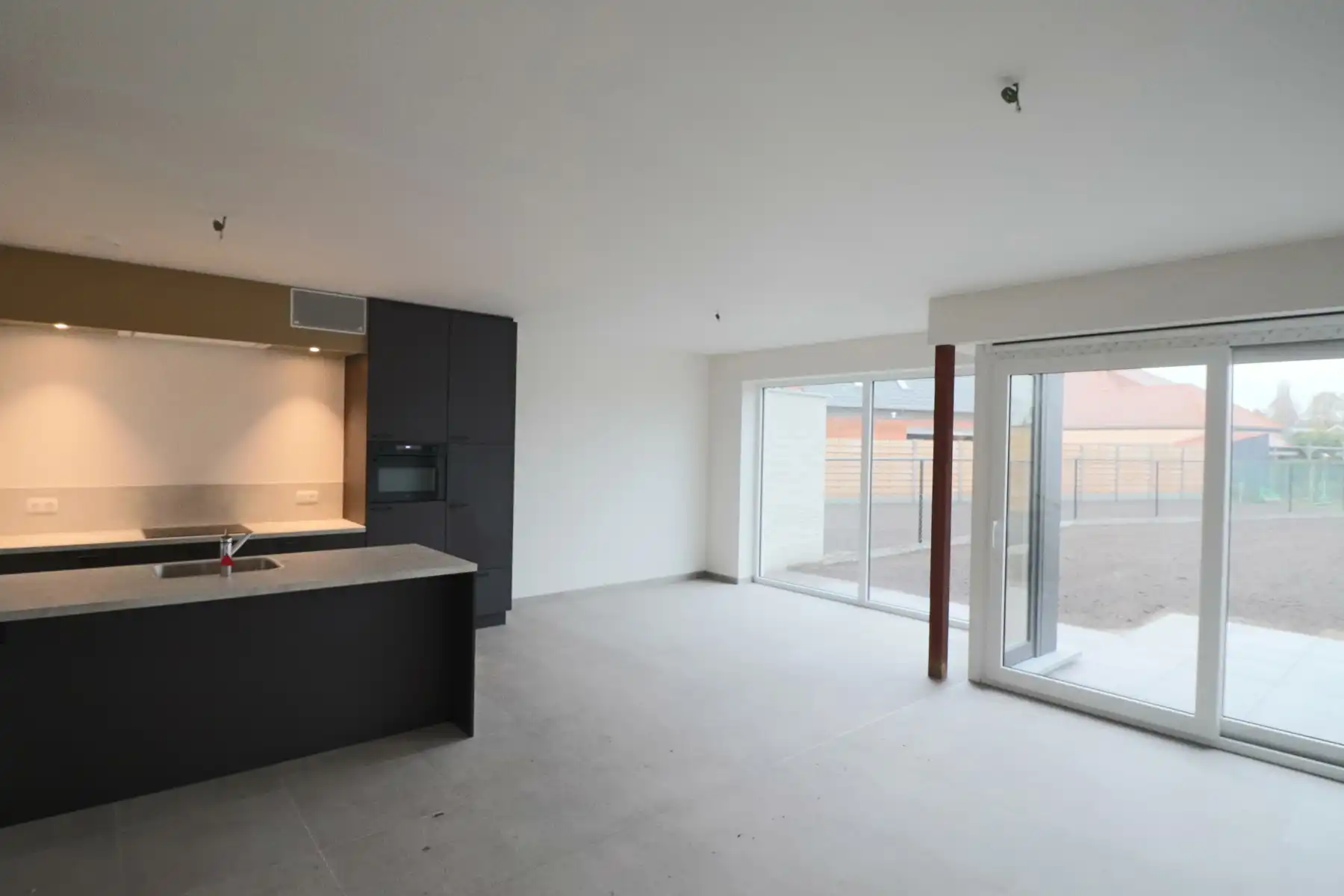 Woning met 3 slaapkamers en fietsenberging/carport op perceel van ca 367m² foto 4