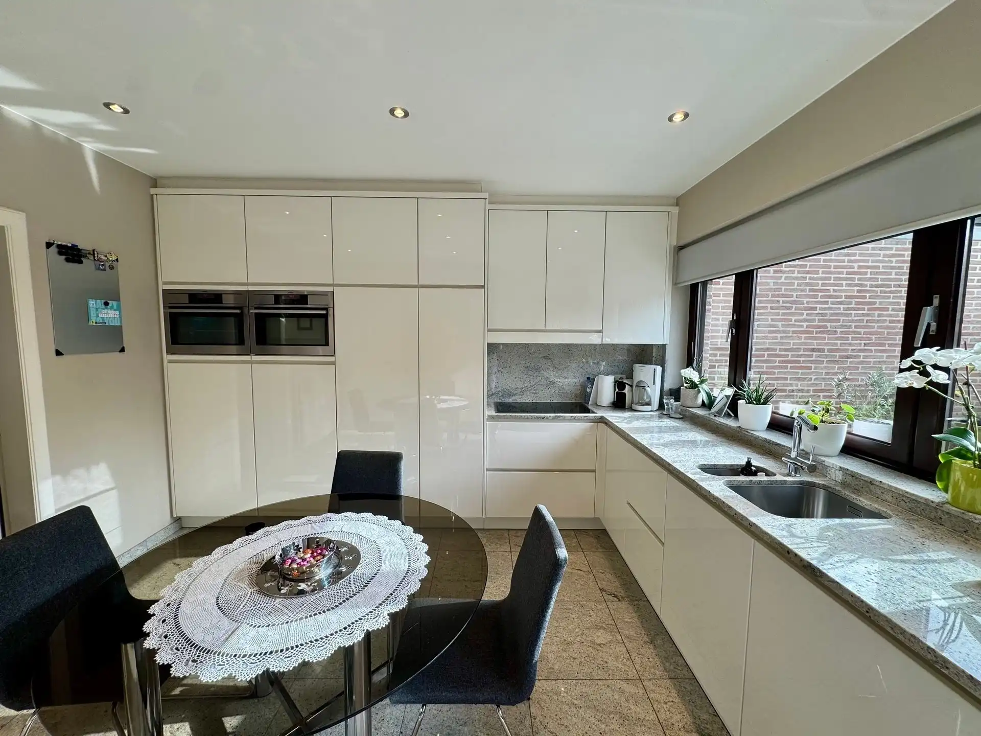 Halfopen bebouwing in rustige straat te As foto 11