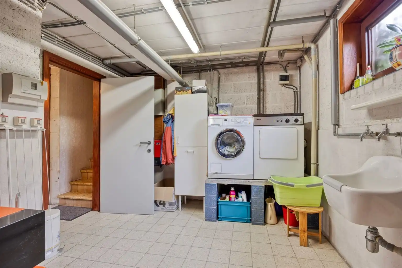 Toffe, vrijstaande split-level woning met 4 slaapkamers, inpandige garage, prachtig aangelegde tuin en zonnepanelen, rustig gelegen in het landelijke Ophoven.  foto 33