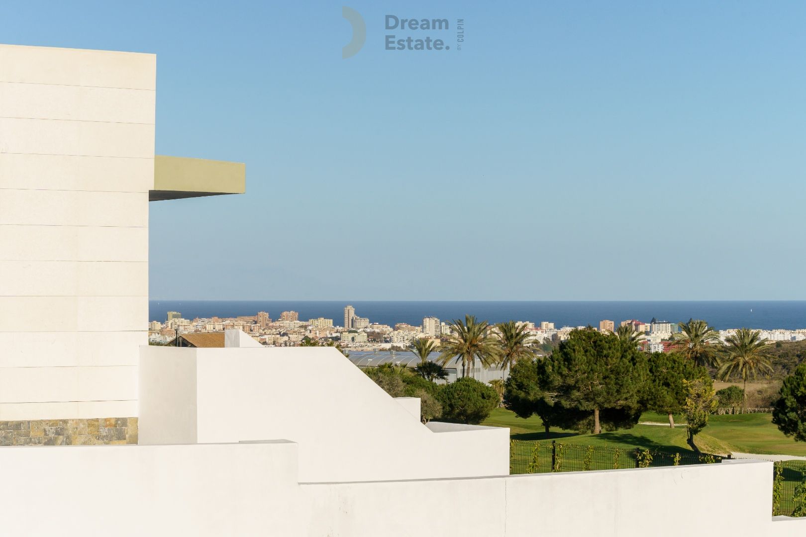 Nieuwbouwwoningen (nog slechts 2) tegenover de golf met zicht naar zee te Mijas. foto 6